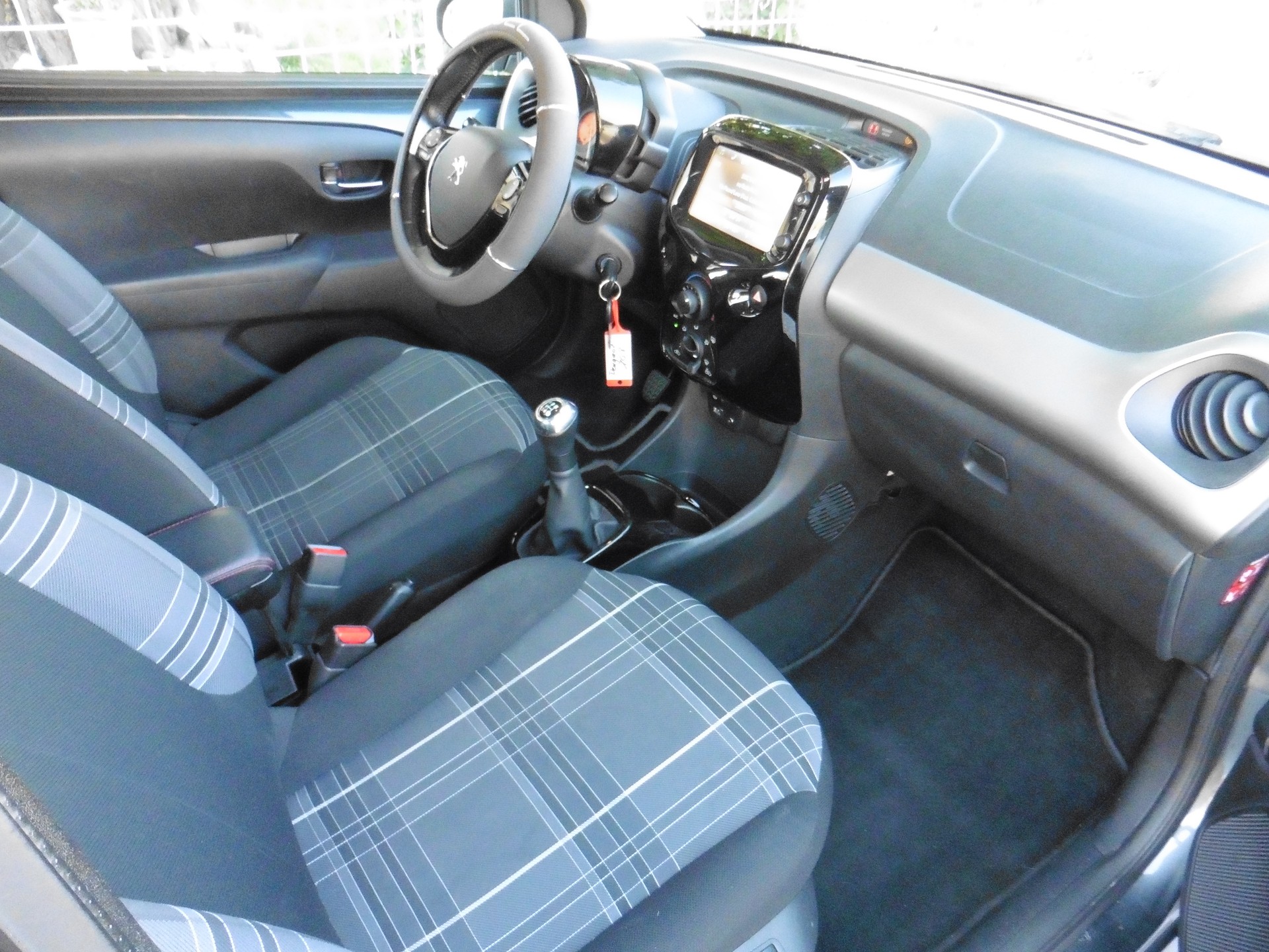 PEUGEOT 108 1.2 PureTech GT Line-image-8