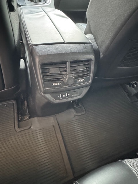 PEUGEOT 5008 1.2 Pure Tech Active-image-18