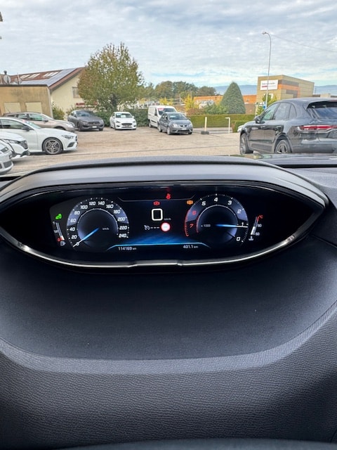 PEUGEOT 5008 1.2 Pure Tech Active-image-9