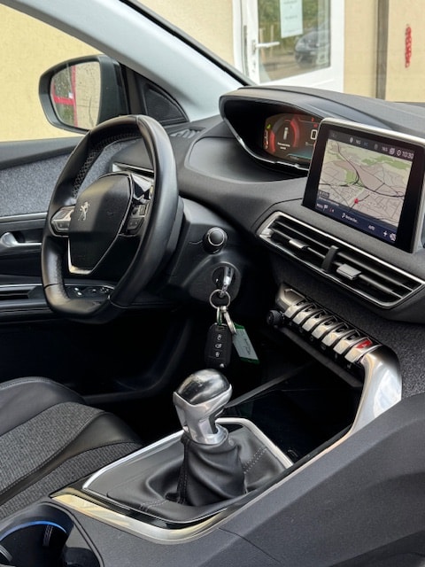 PEUGEOT 5008 1.2 Pure Tech Active-image-7