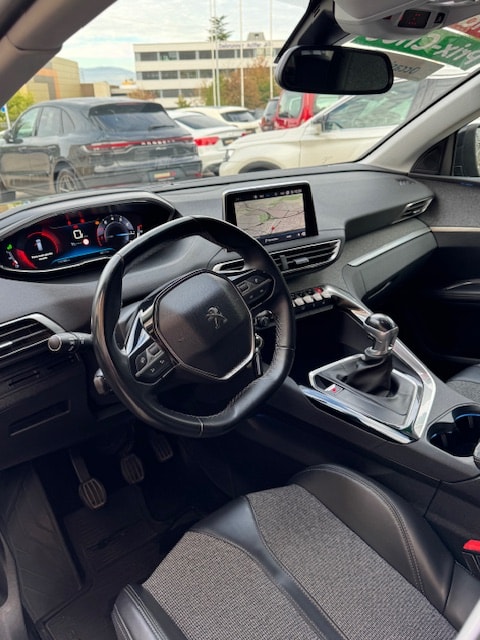 PEUGEOT 5008 1.2 Pure Tech Active-image-6