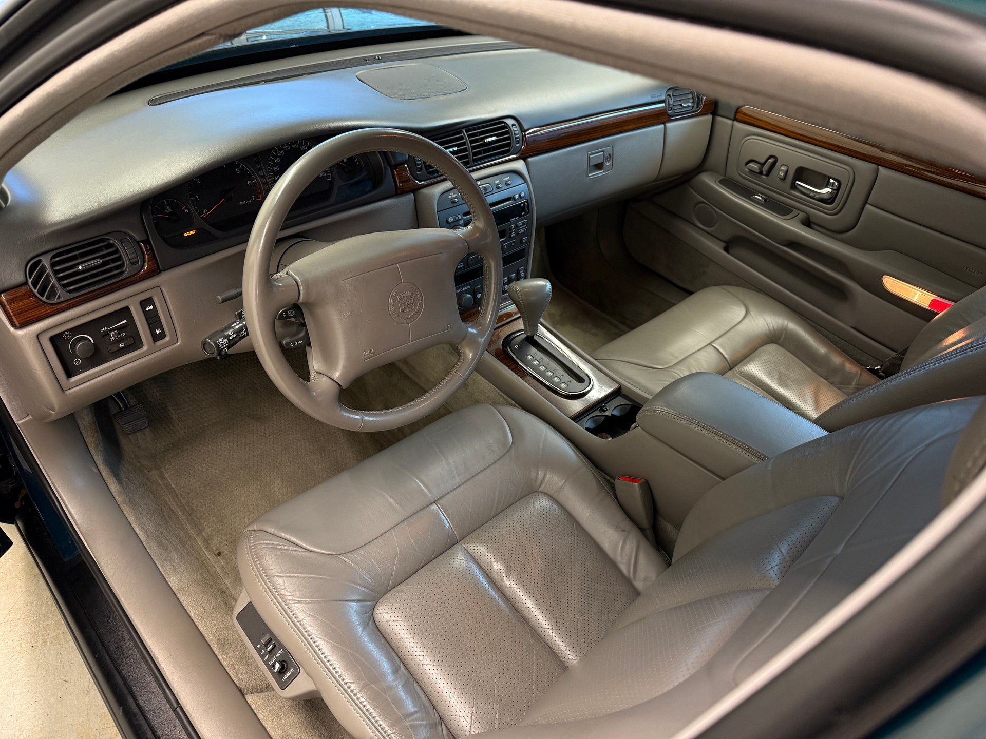 CADILLAC DEVILLE CONCOURS V8-image-14