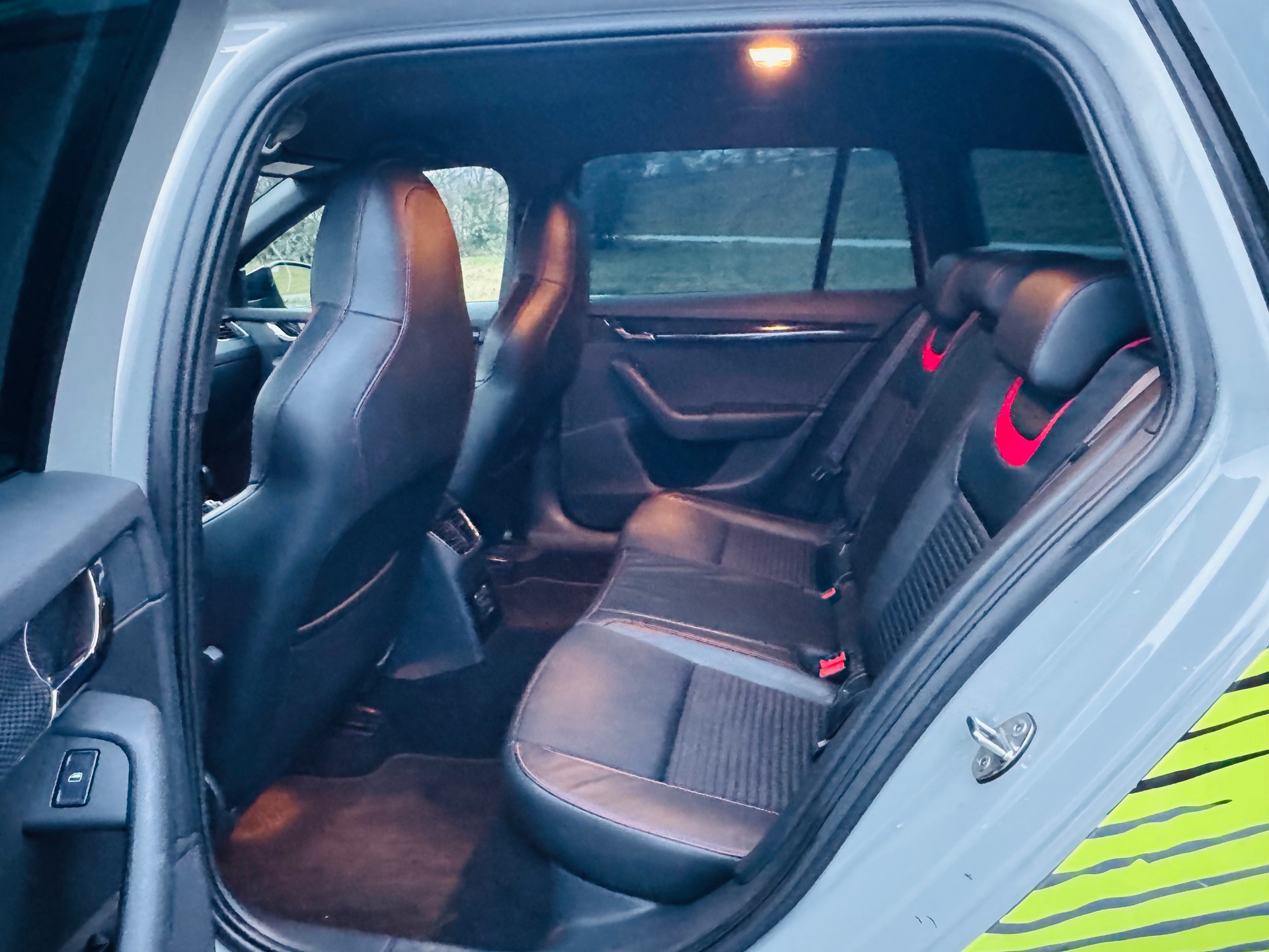 SKODA Octavia Combi 2.0 TSI RS-image-11