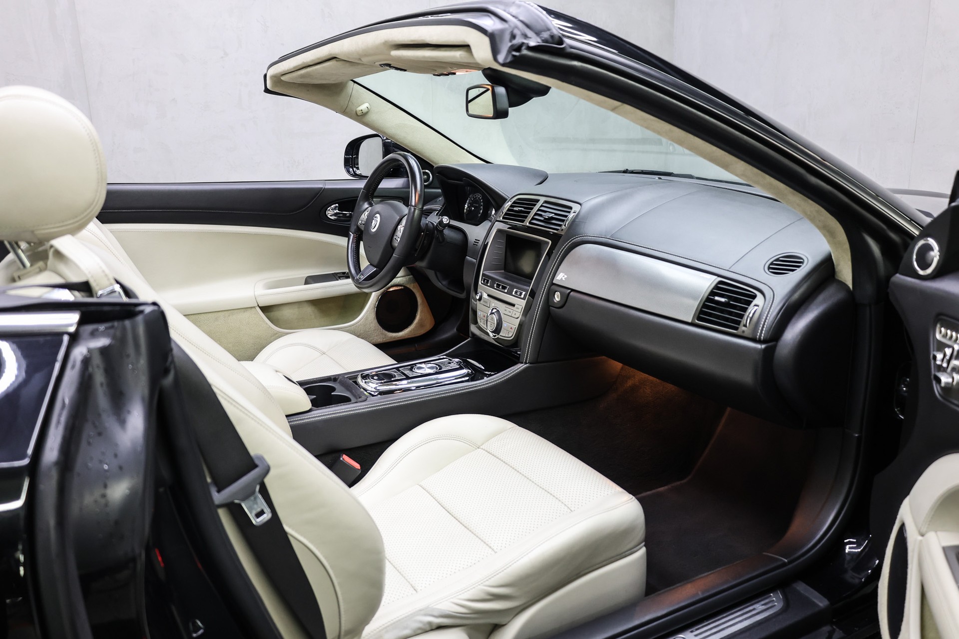 JAGUAR XKR Convertible 5.0 V8 Supercharged-image-36