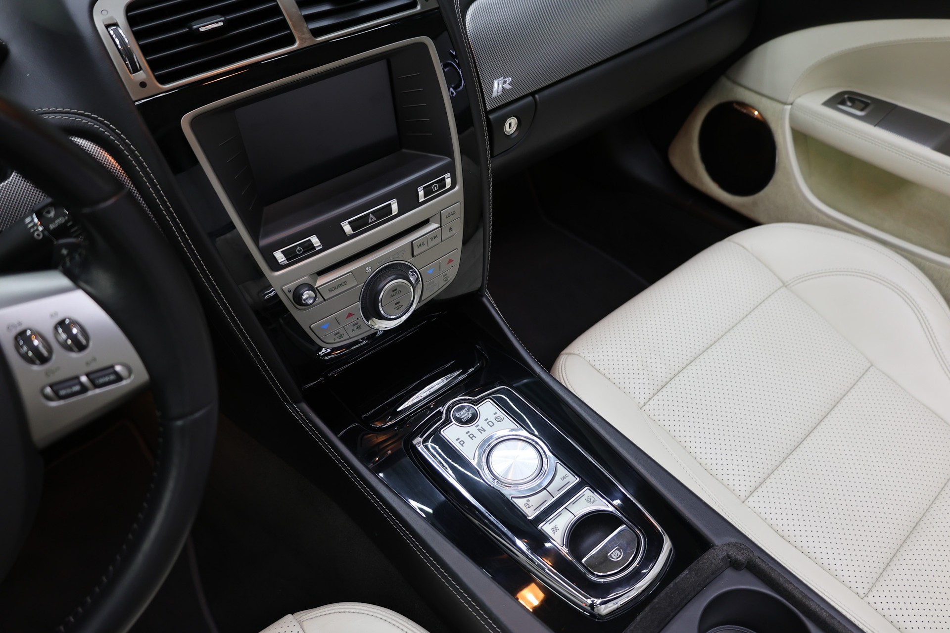 JAGUAR XKR Convertible 5.0 V8 Supercharged-image-30