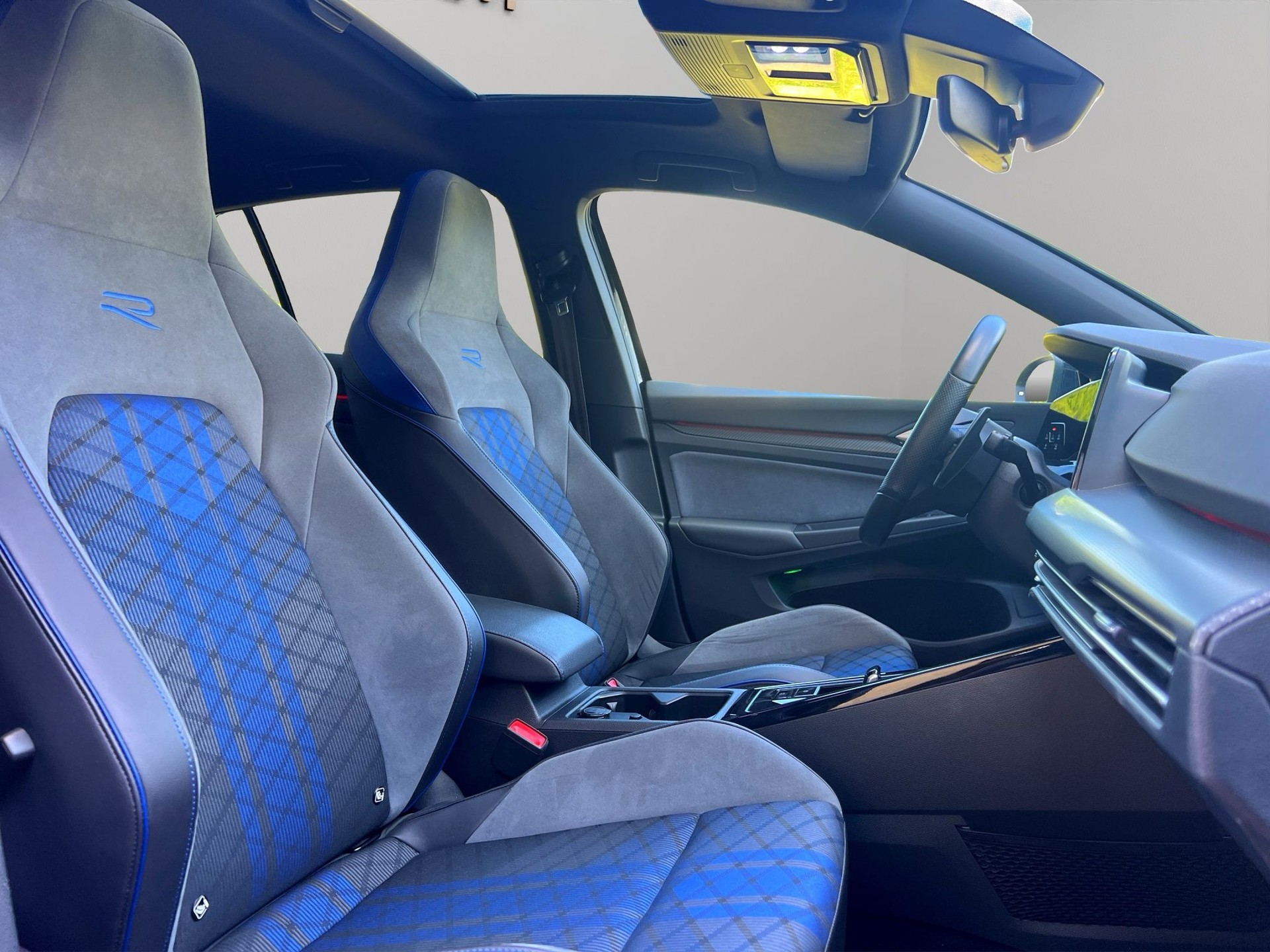 VW Golf 2.0 TSI R DSG 4Motion-image-11
