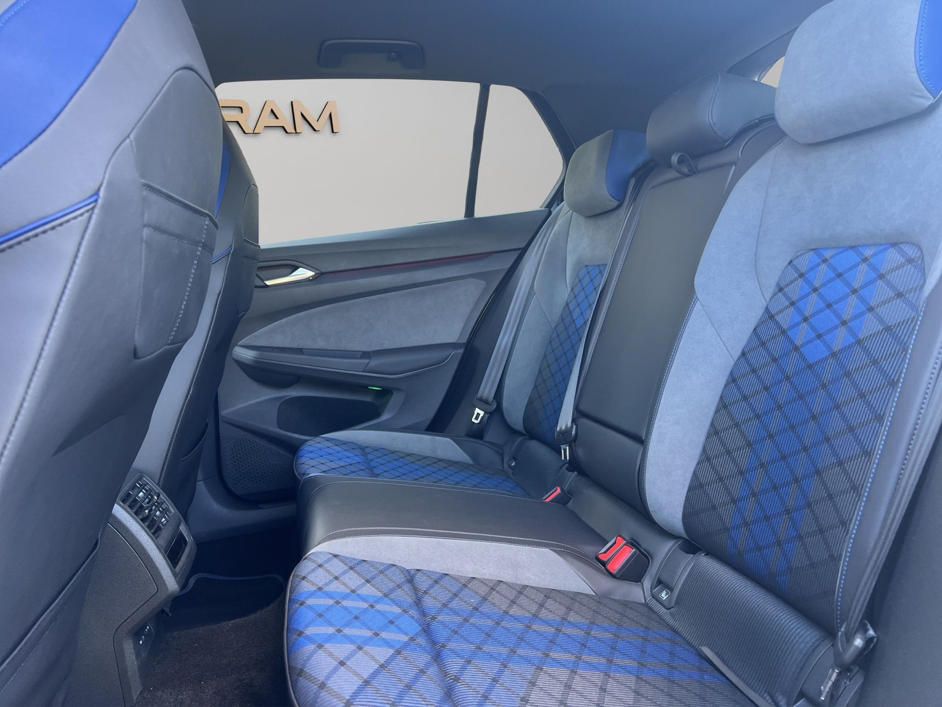 VW Golf 2.0 TSI R DSG 4Motion-image-21