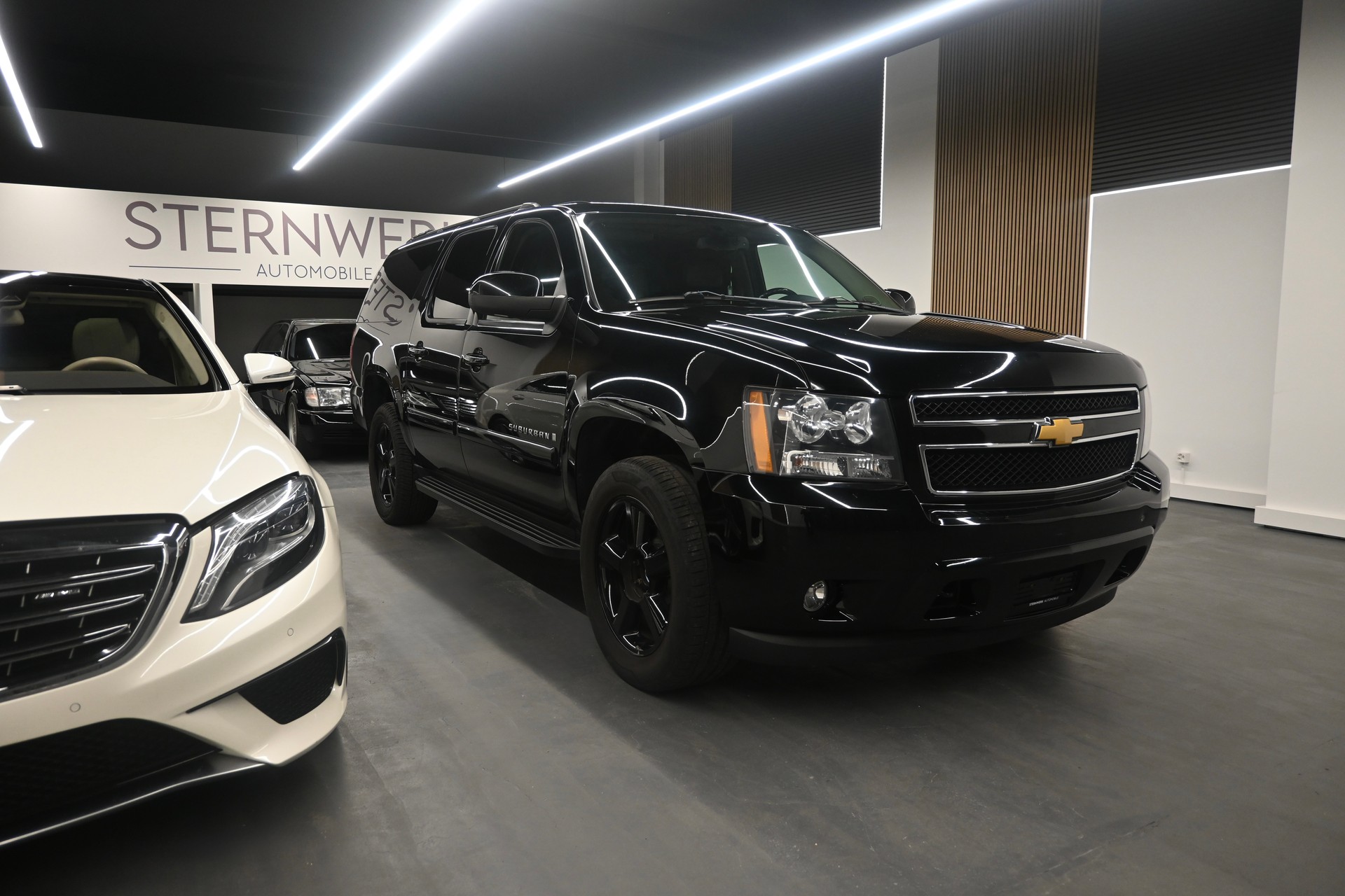 CHEVROLET Suburban LT-showroom-element-2