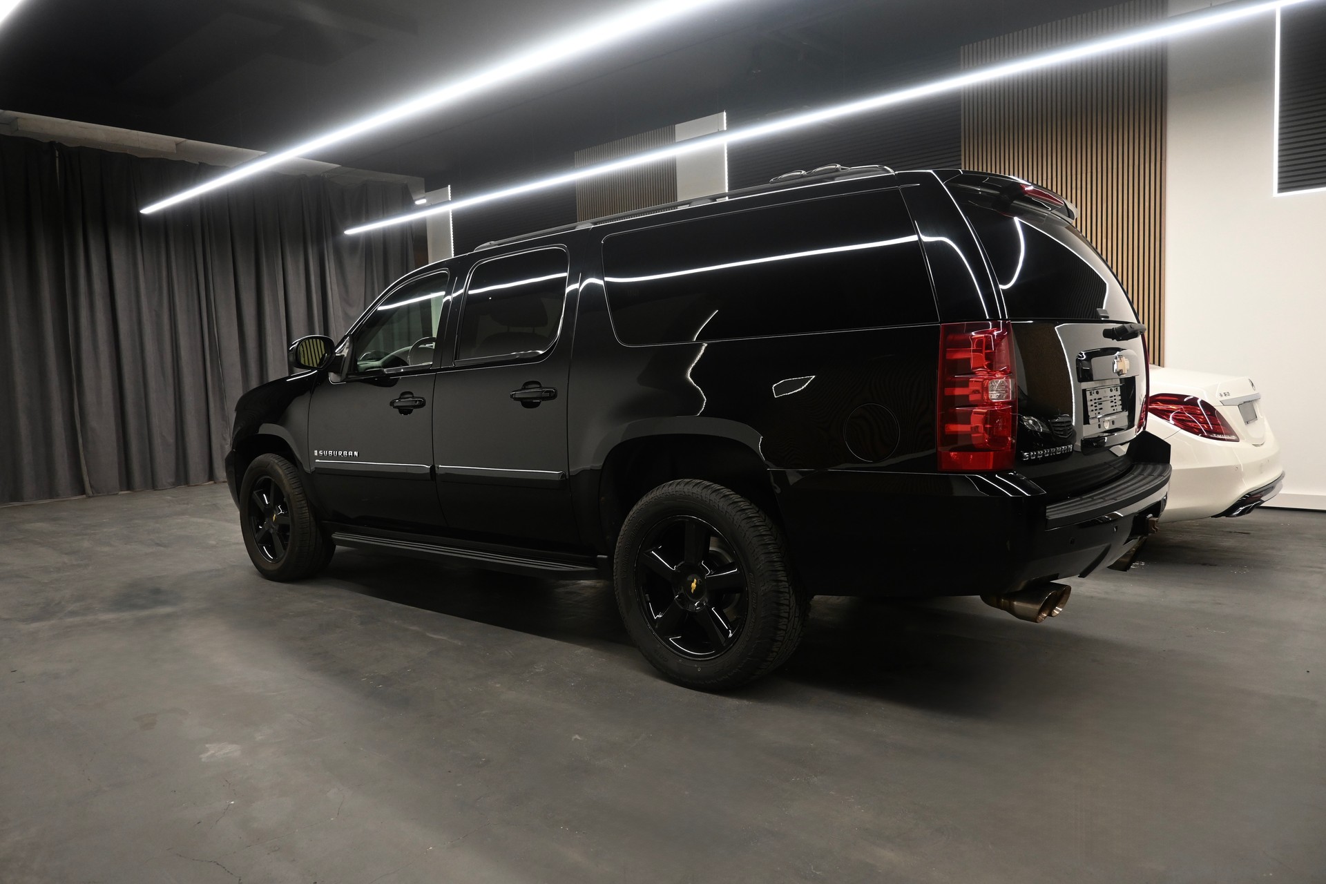 CHEVROLET Suburban LT-image-4