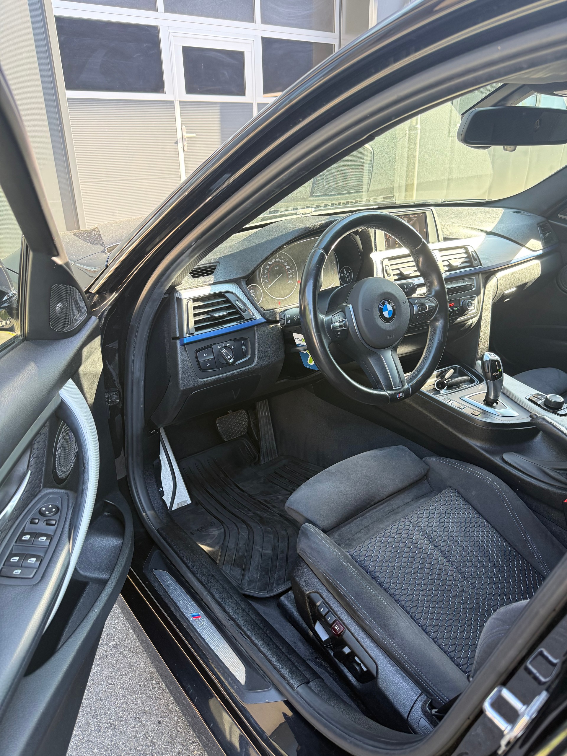 BMW 320d xDrive Touring Pack-M Steptronic-image-12