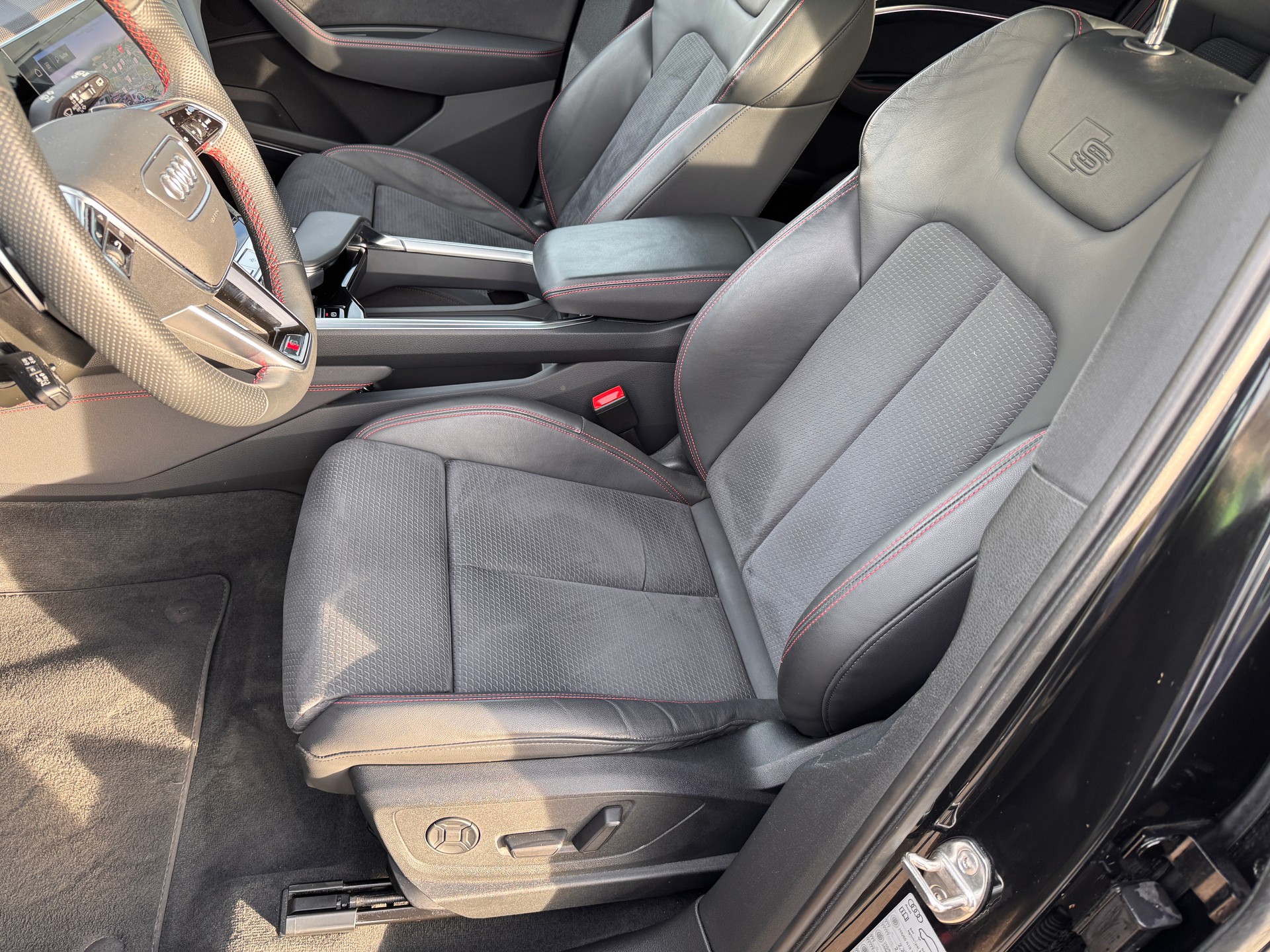 AUDI Q8 50 e-tron Black Edition quattro-image-6