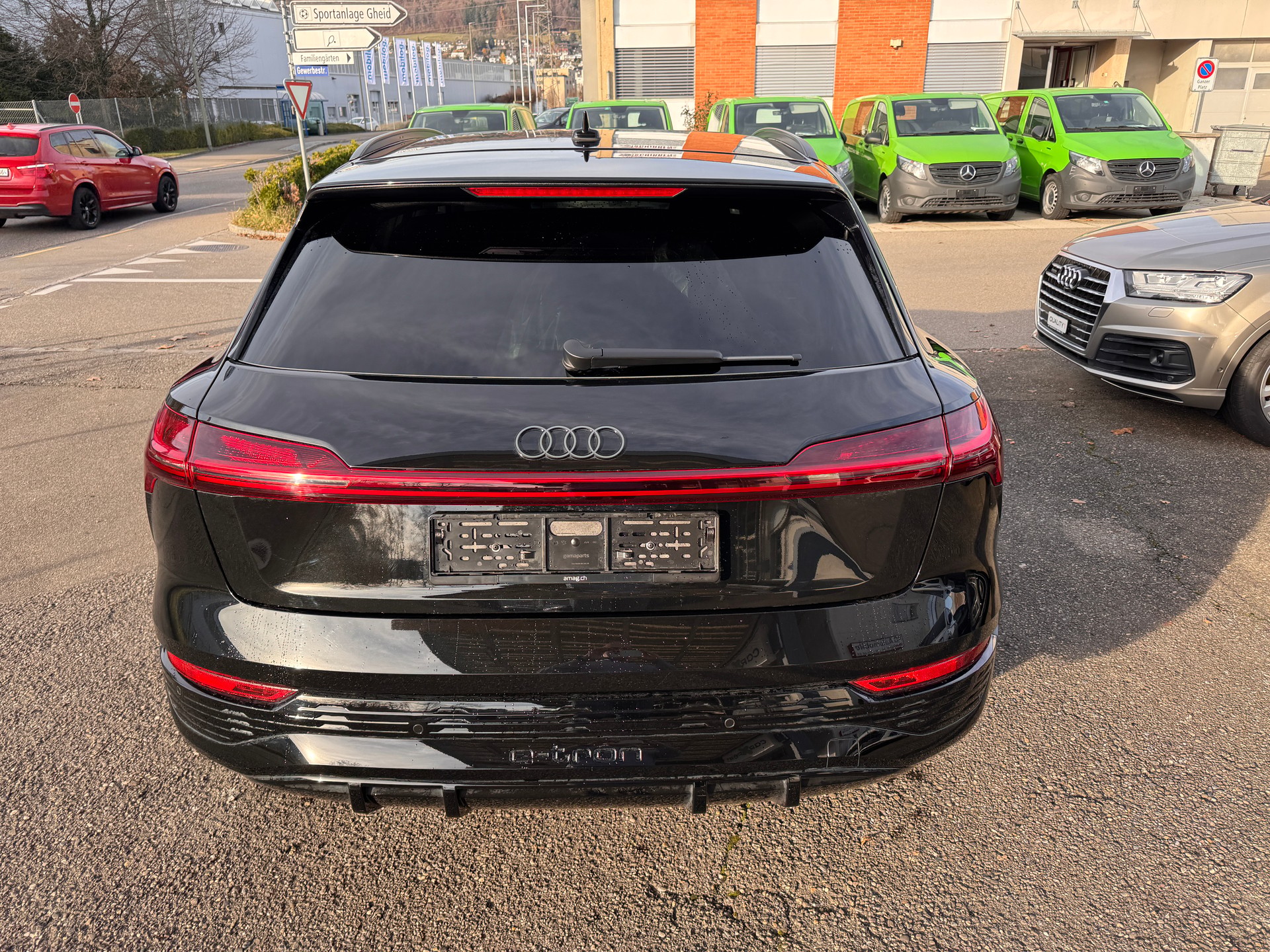 AUDI Q8 50 e-tron Black Edition quattro-image-3