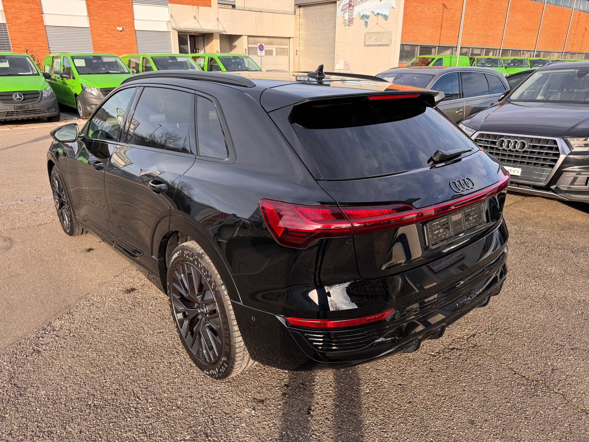AUDI Q8 50 e-tron Black Edition quattro-image-2