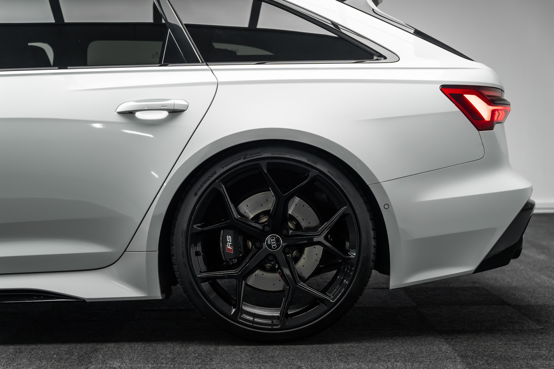 AUDI * RS6 AVANT * RS DYNAMIKPAKET * LUFTFAHRWERK * 22 ZOLL PERFORMANCE RÄDER * AHK * LEASING AB 684.- *-showroom-element-2