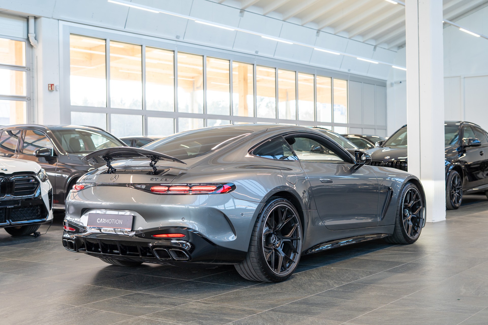 MERCEDES-BENZ AMG GT 63 Executive Edition 4matic+ / 4 Sitze / Carbon Paket / Glasdach / 360°Kamera-showroom-element-3
