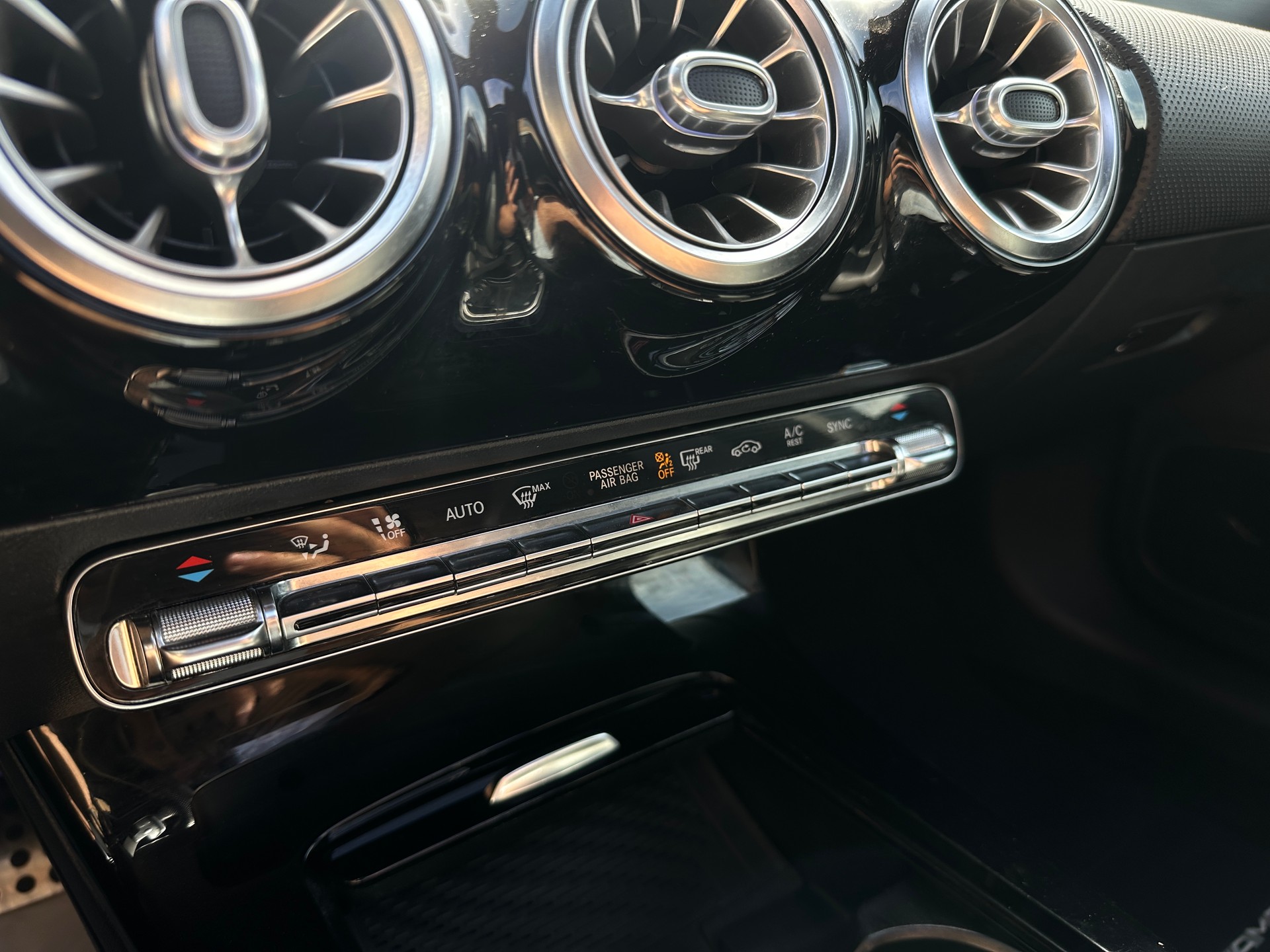MERCEDES-BENZ A 250 4Matic AMG Line 4Matic 7G-DCT-image-23