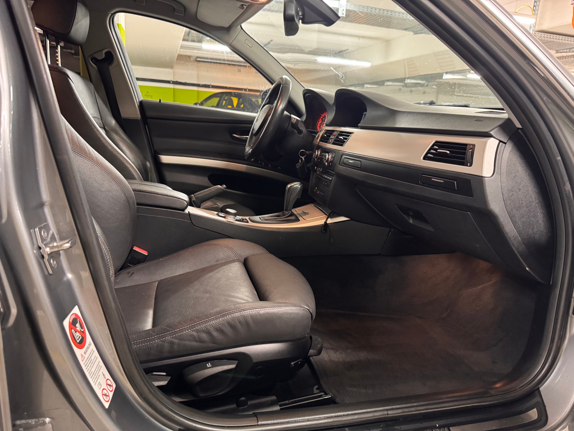 BMW 325i xDrive Touring Steptronic-image-14