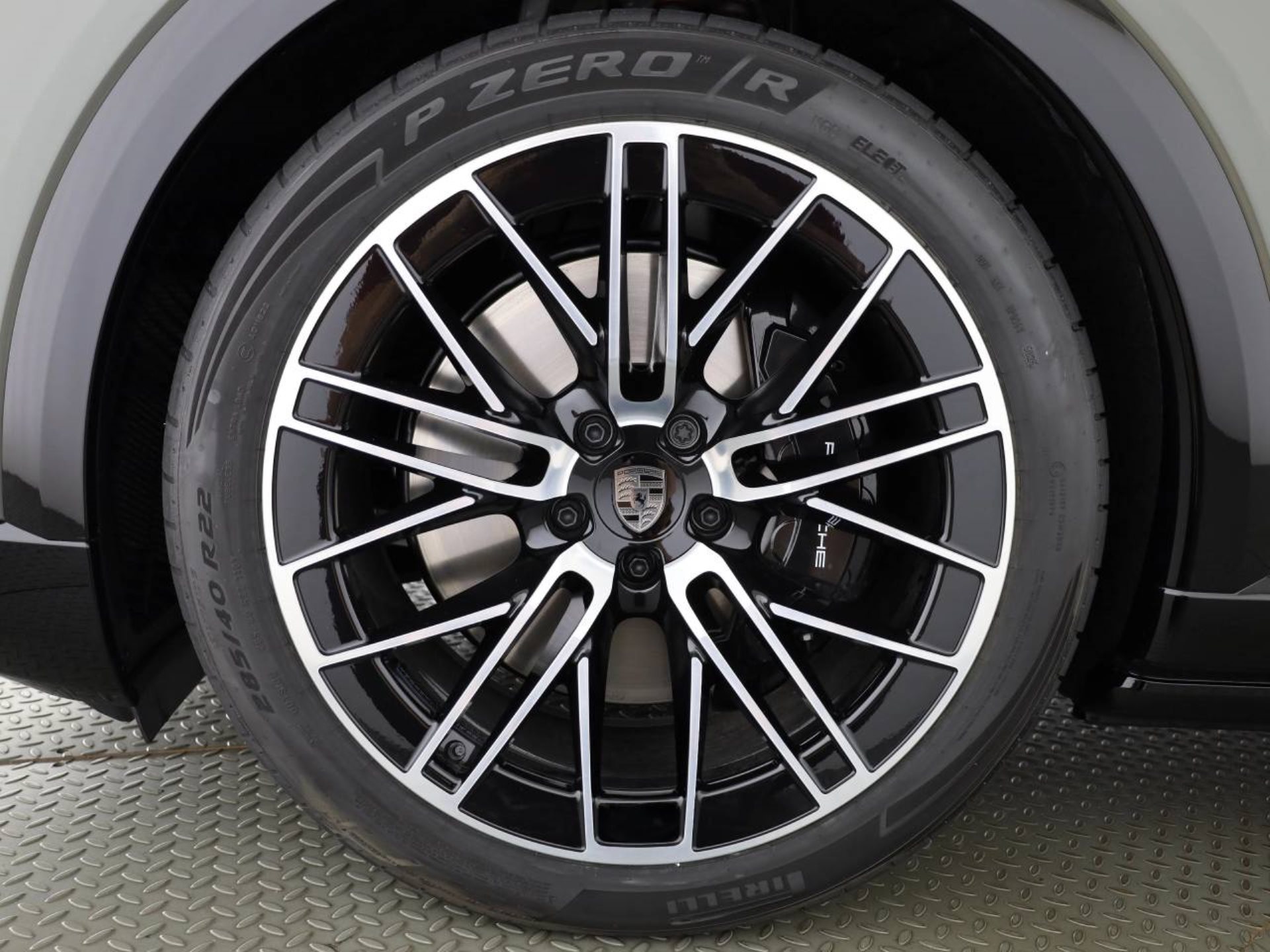 PORSCHE Cayenne Turbo Coupé Electric-showroom-element-2