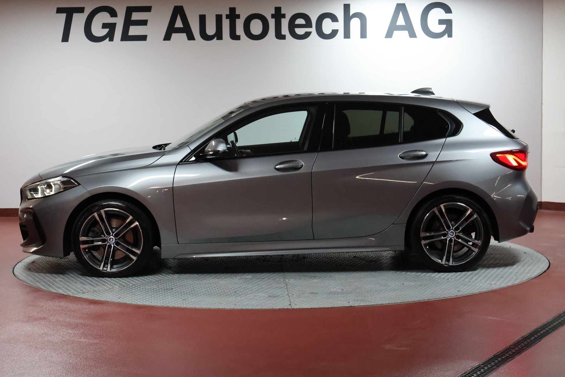 BMW 120d Steptronic M Sport-showroom-element-3