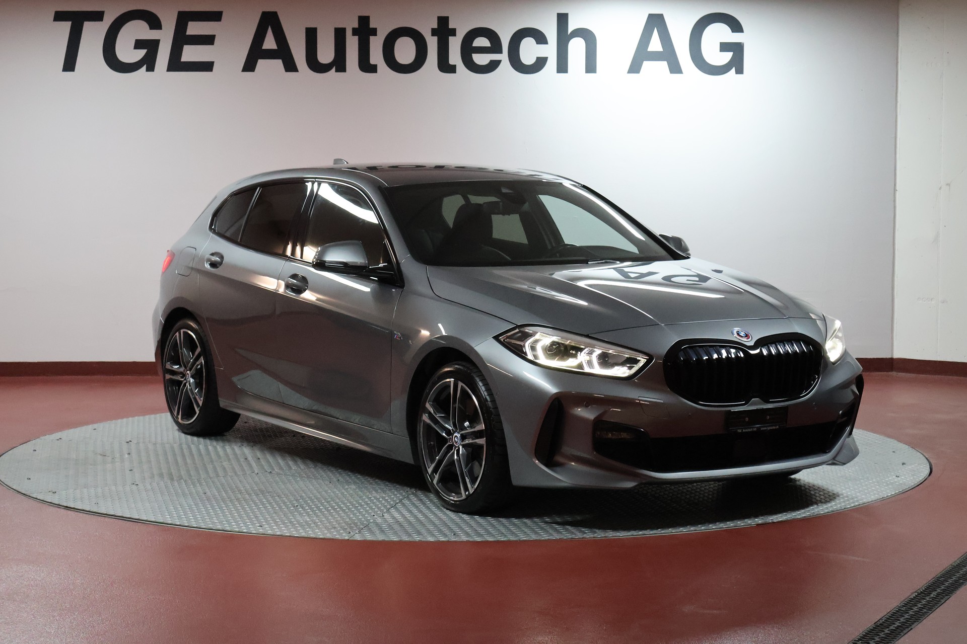 BMW 120d Steptronic M Sport-showroom-element-2