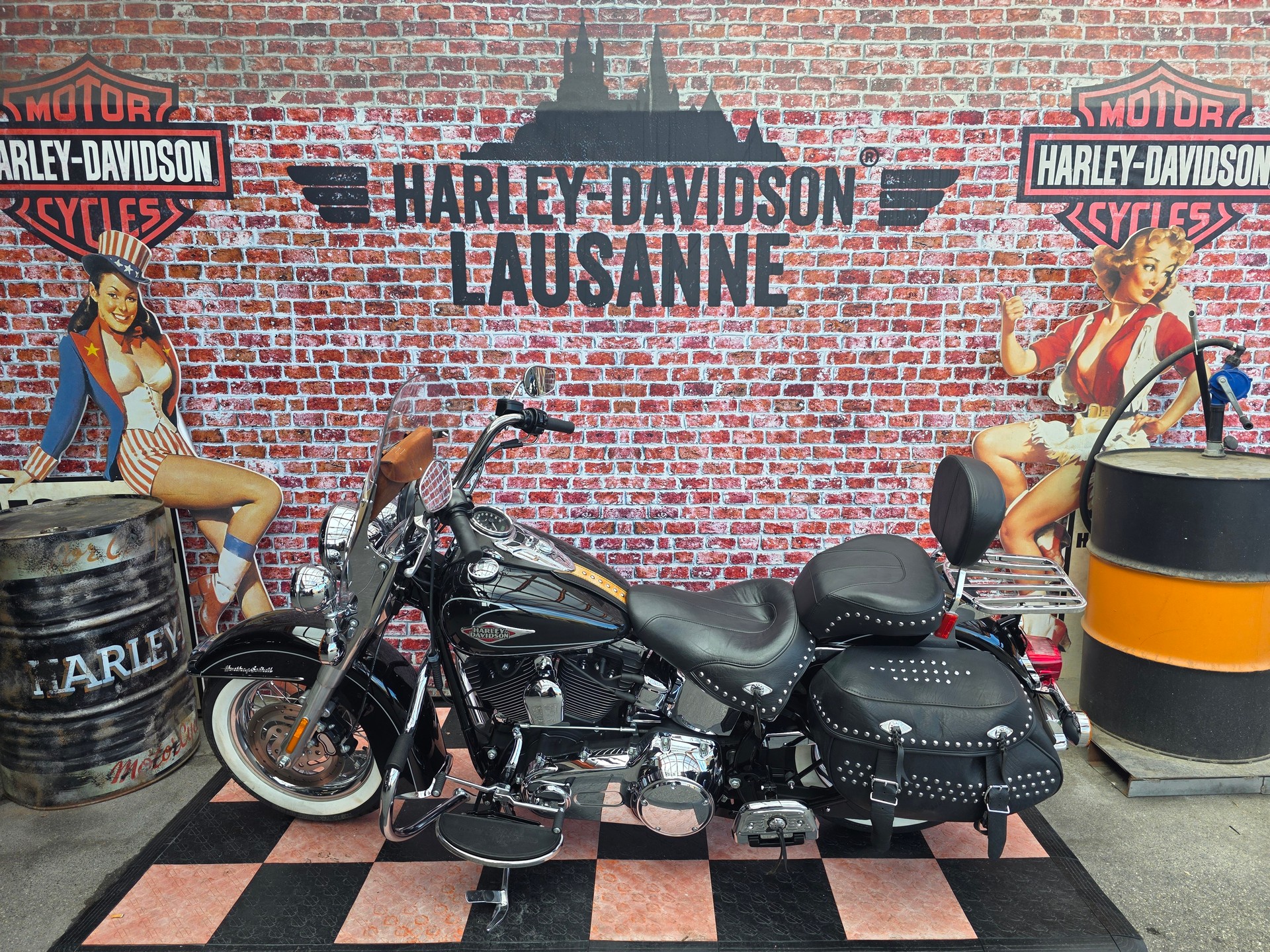 HARLEY-DAVIDSON FLSTCI Softail Classic-showroom-element-1