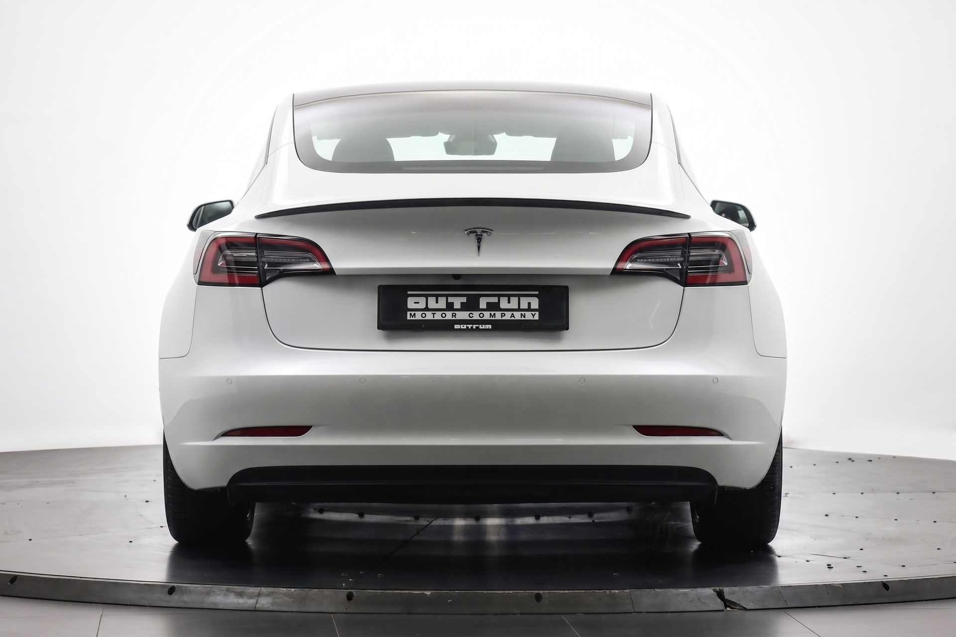 TESLA Model 3-showroom-element-2
