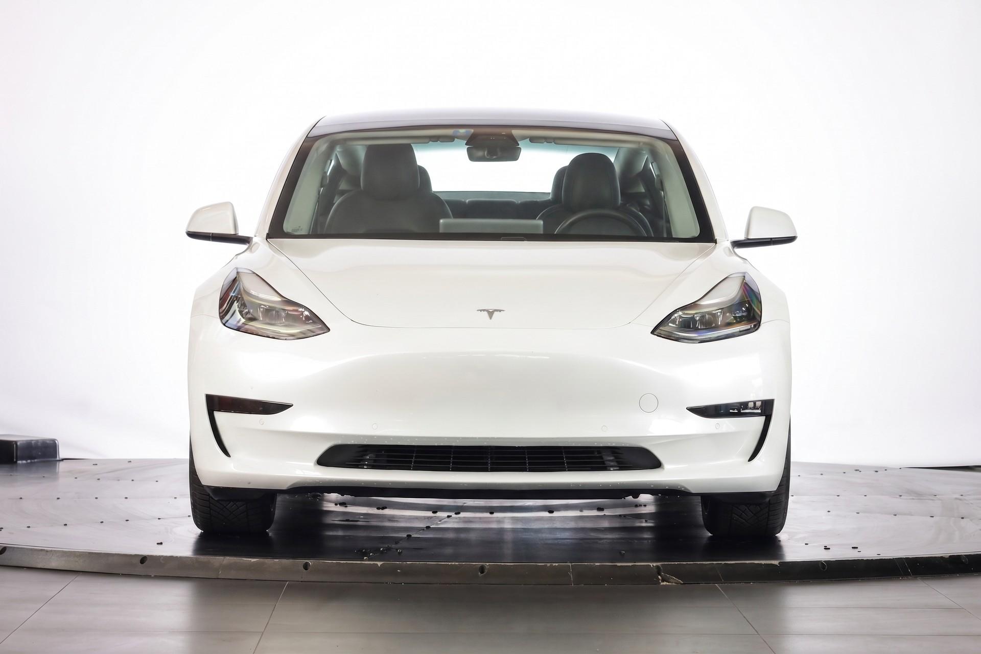 TESLA Model 3-showroom-element-1
