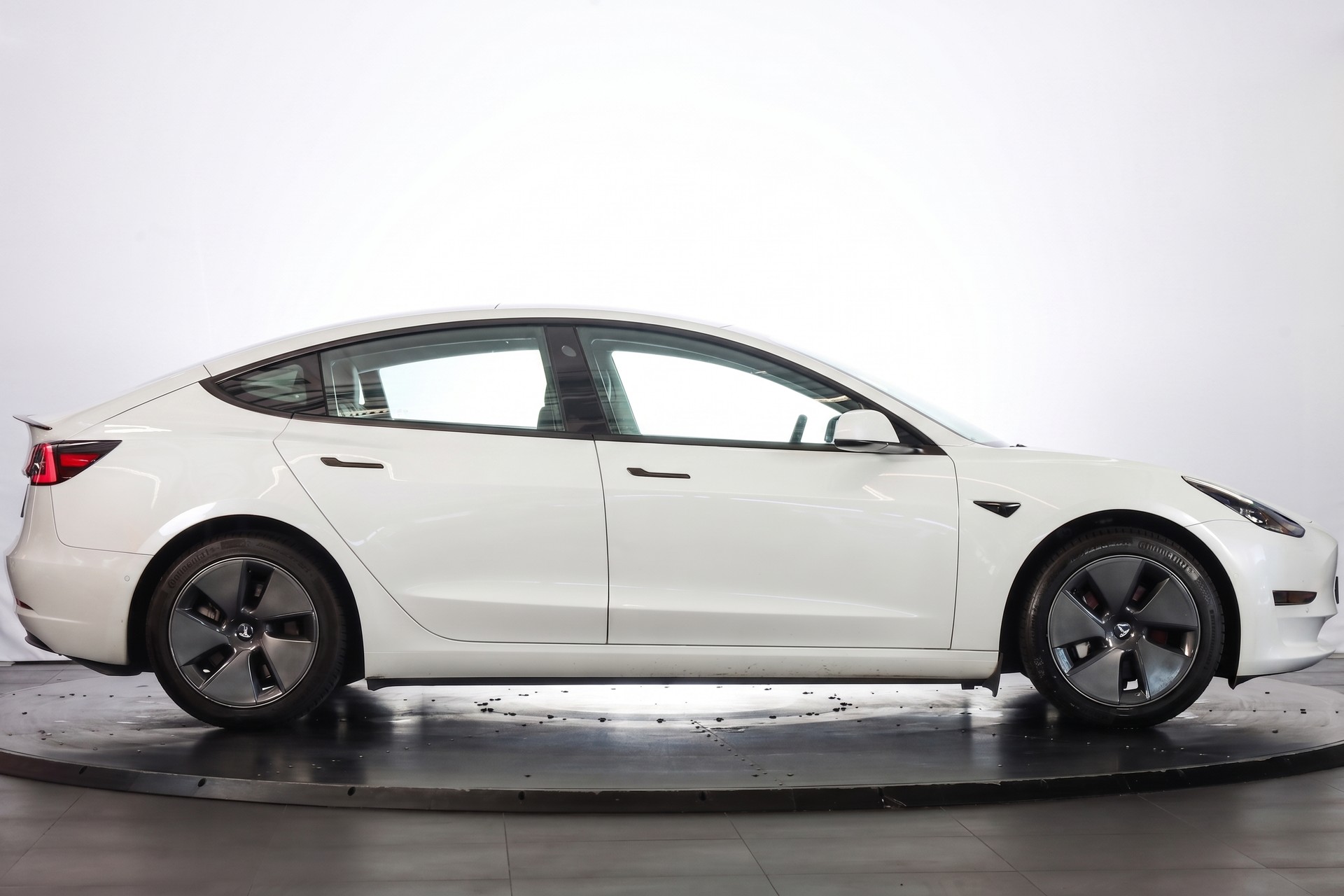 TESLA Model 3-image-5