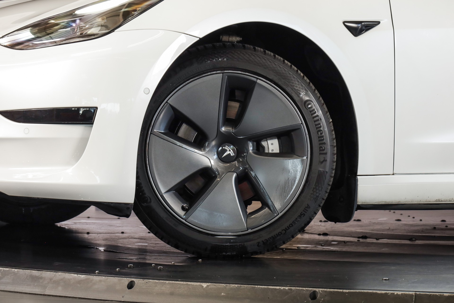 TESLA Model 3-image-20