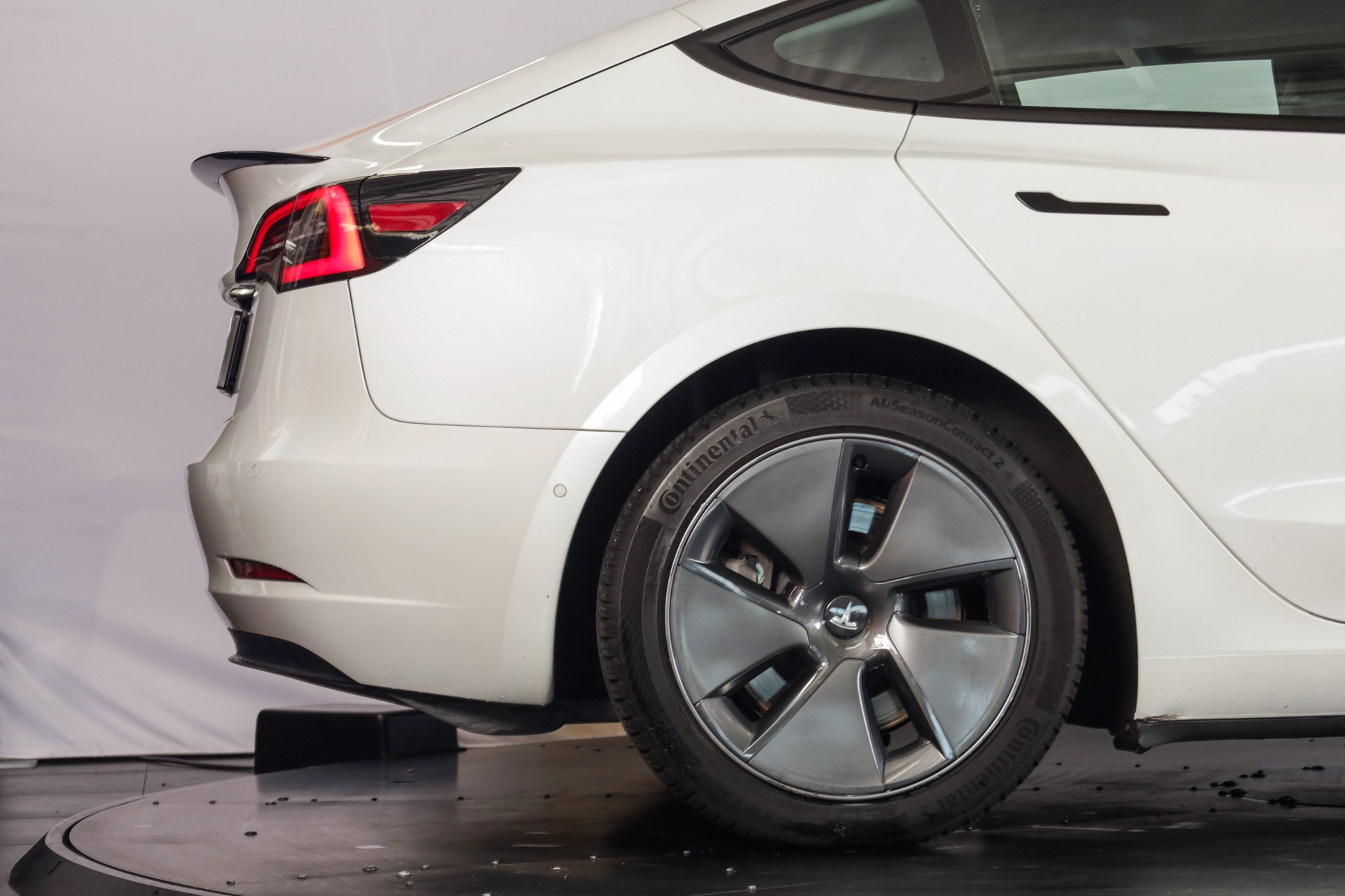 TESLA Model 3-image-7