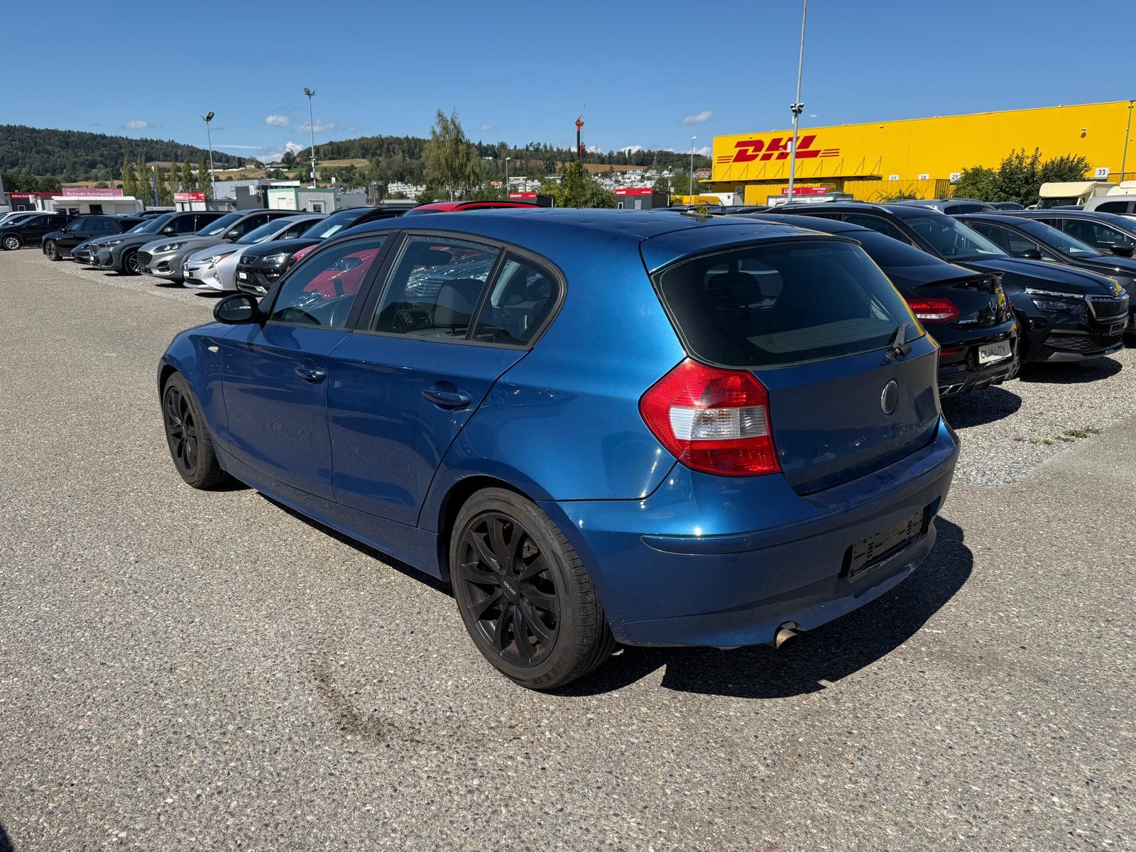 BMW 120i-showroom-element-3