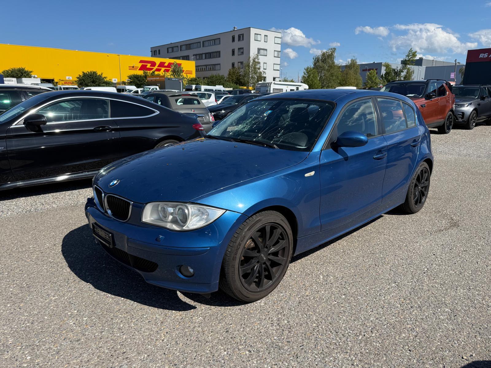 BMW 120i-showroom-element-2