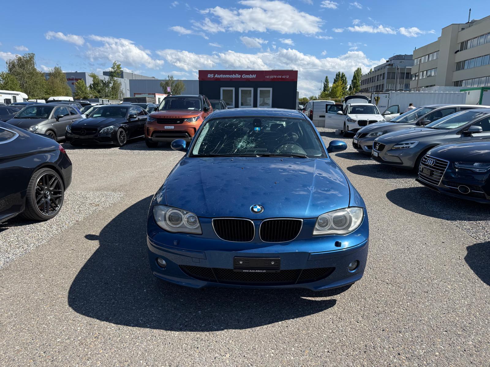 BMW 120i-showroom-element-1