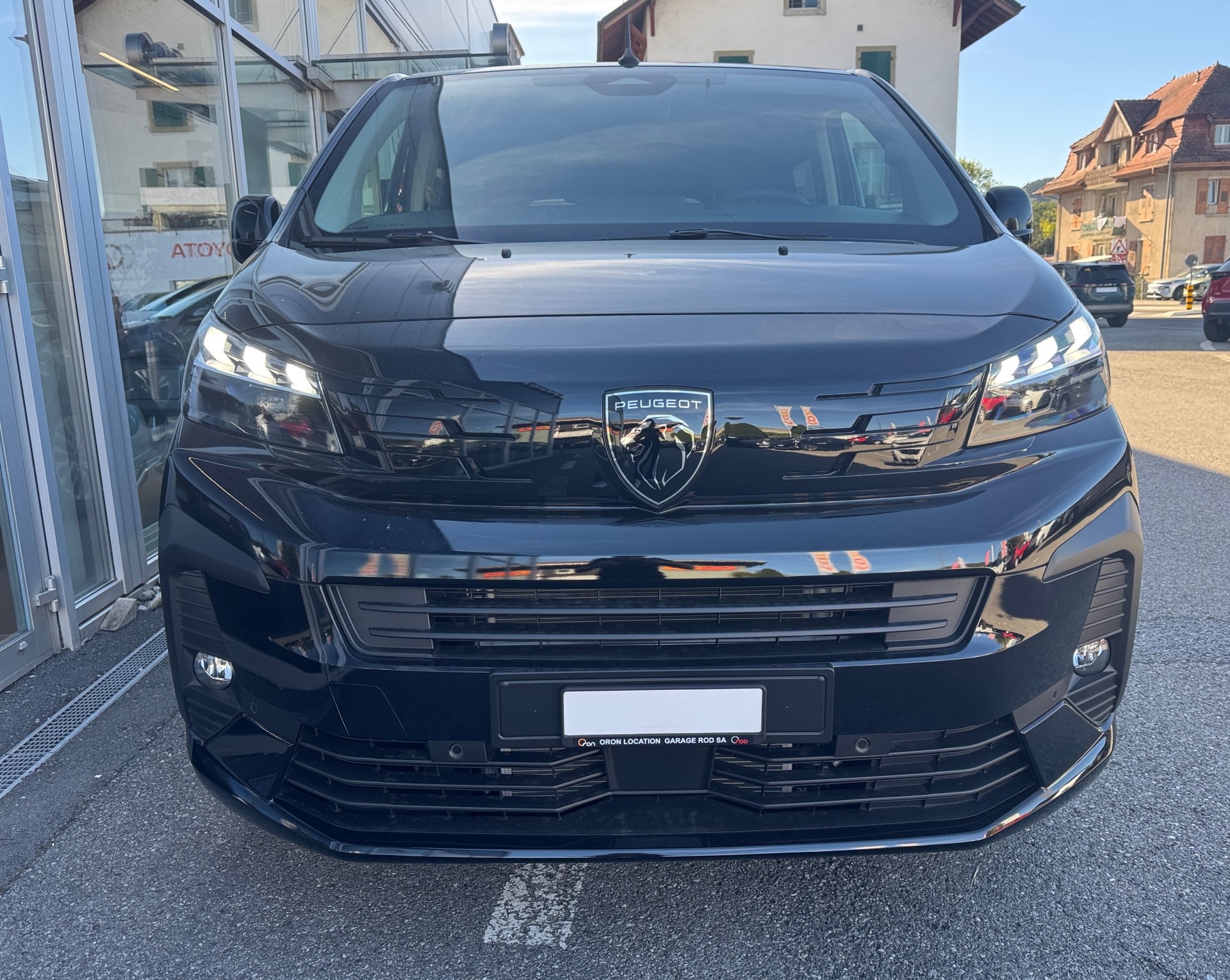 PEUGEOT Traveller 2.2 BlueHDi Business Long EAT8-showroom-element-1