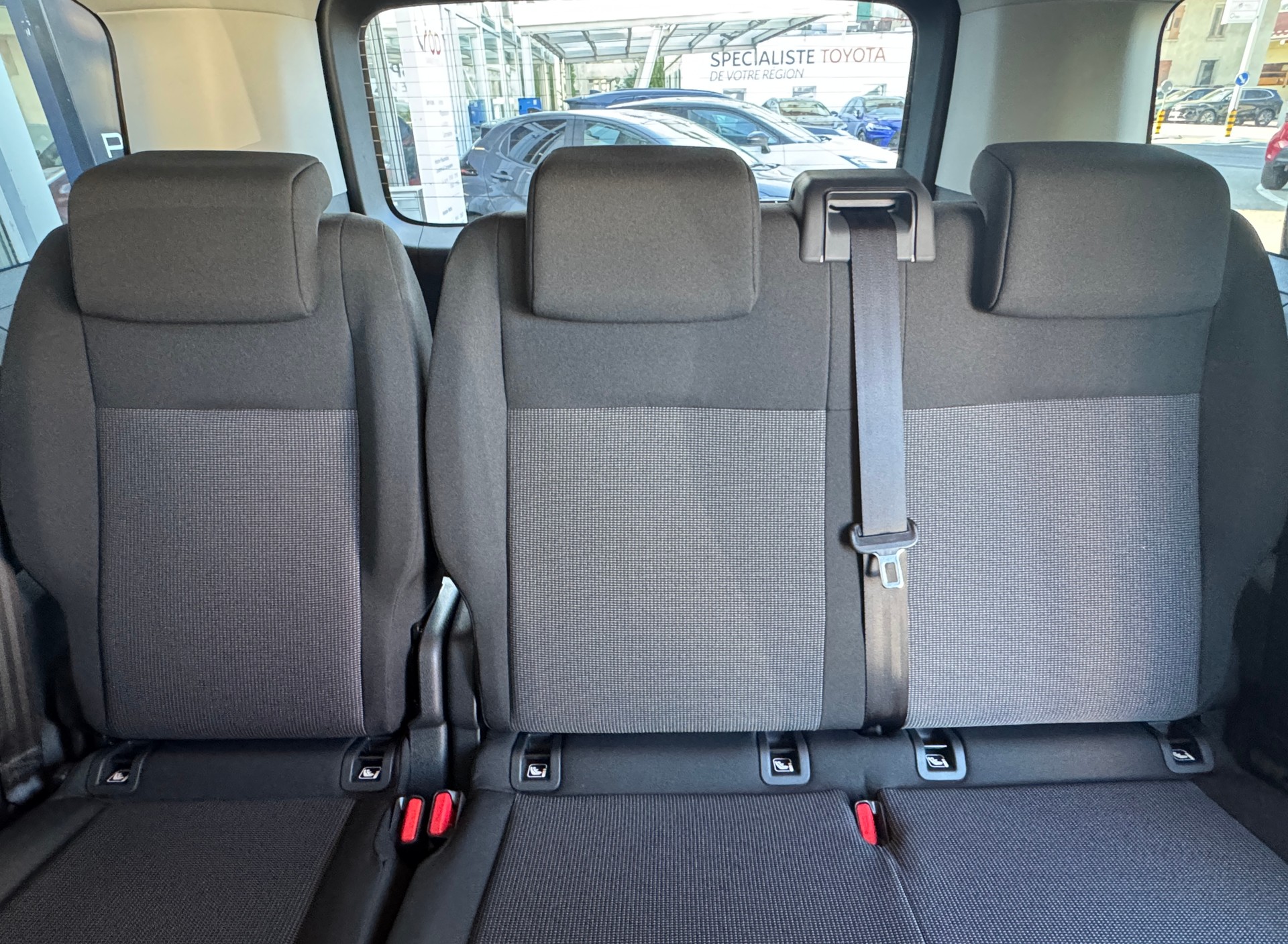 PEUGEOT Traveller 2.2 BlueHDi Business Long EAT8-image-13
