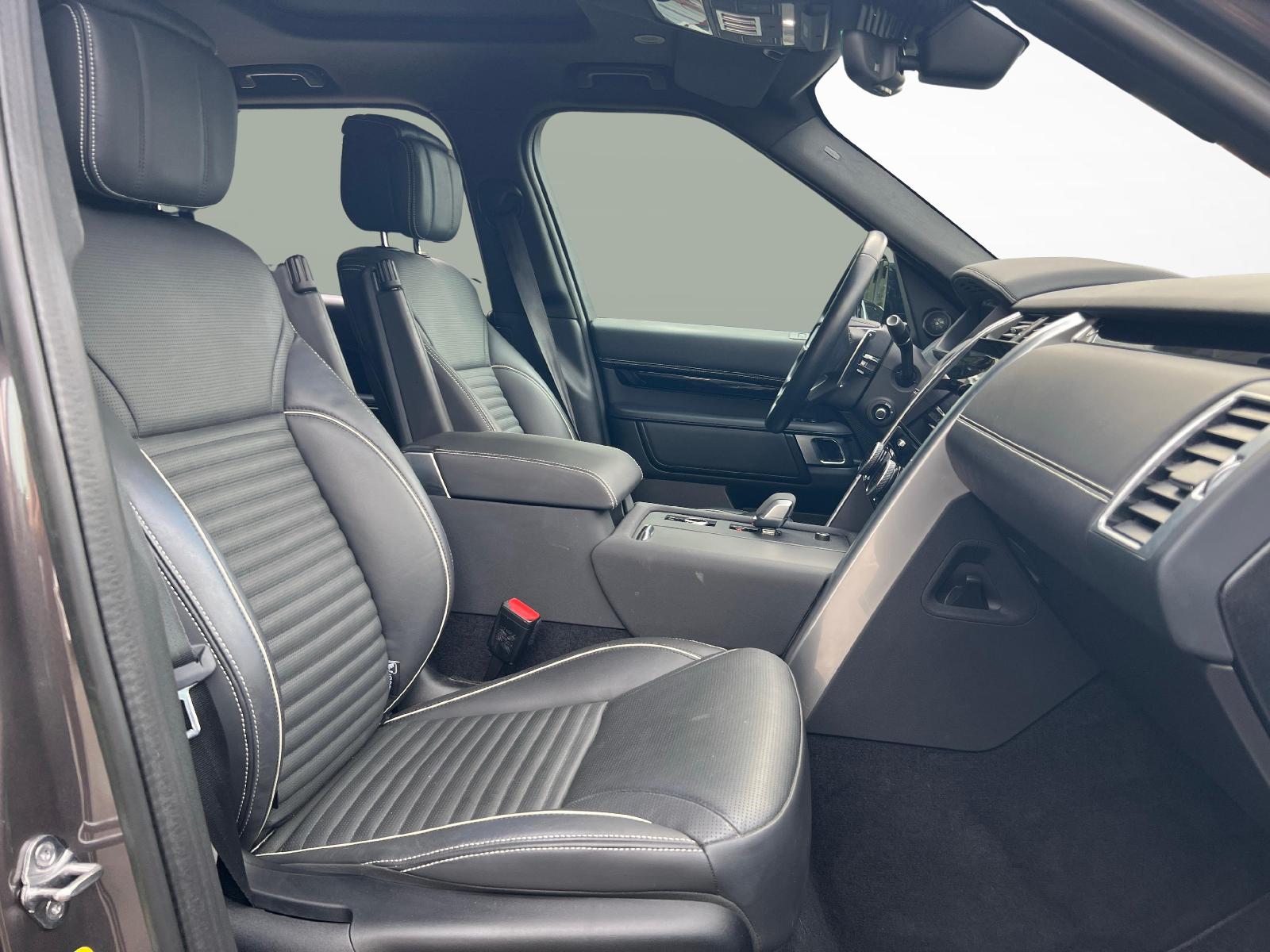 LAND ROVER Discovery 3.0 D I6 300 R-Dynamic HSE-image-9