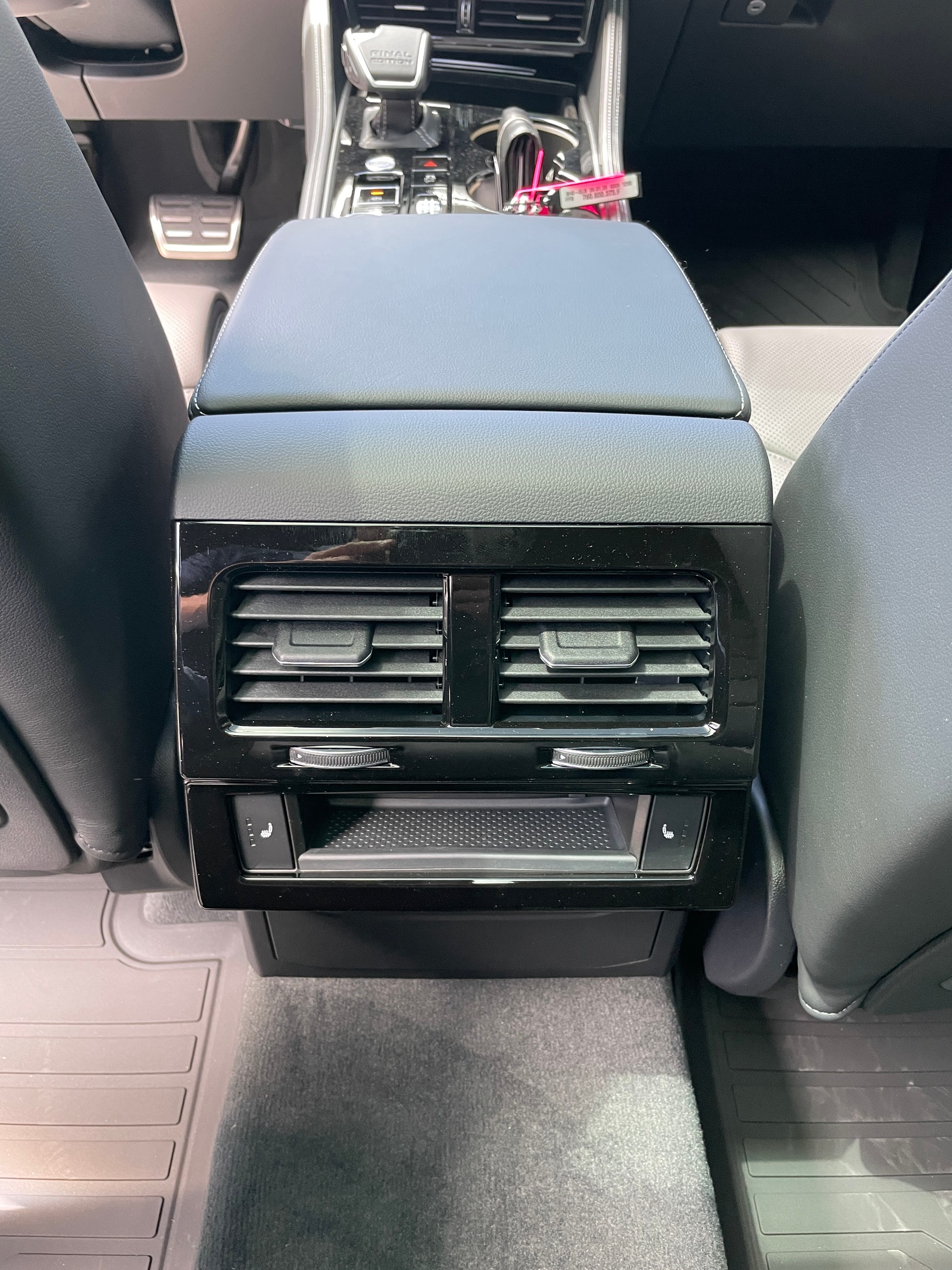 VW Touareg 3.0 TDI R-Line Final Edition Tiptronic-image-17