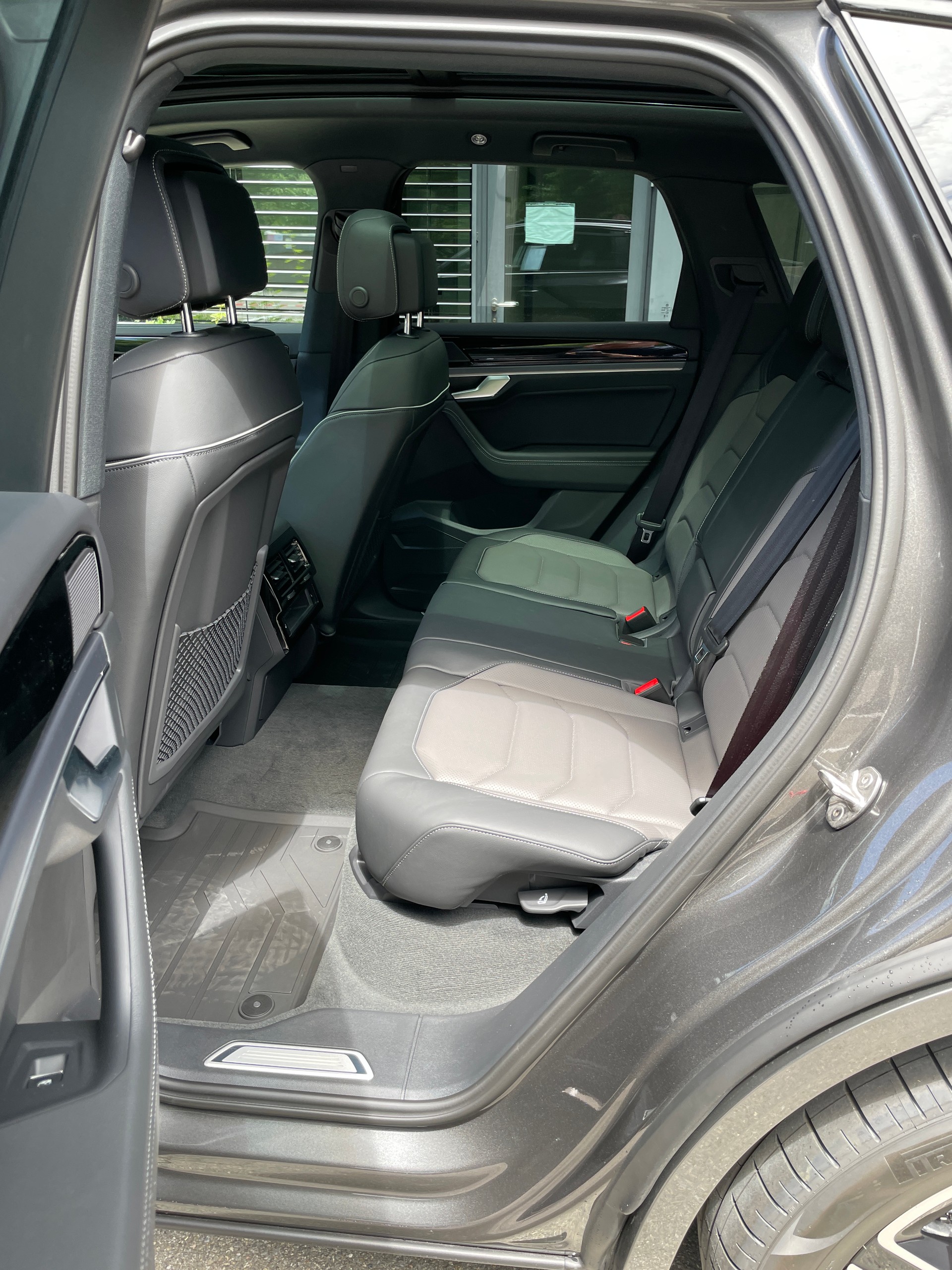 VW Touareg 3.0 TDI R-Line Final Edition Tiptronic-image-14