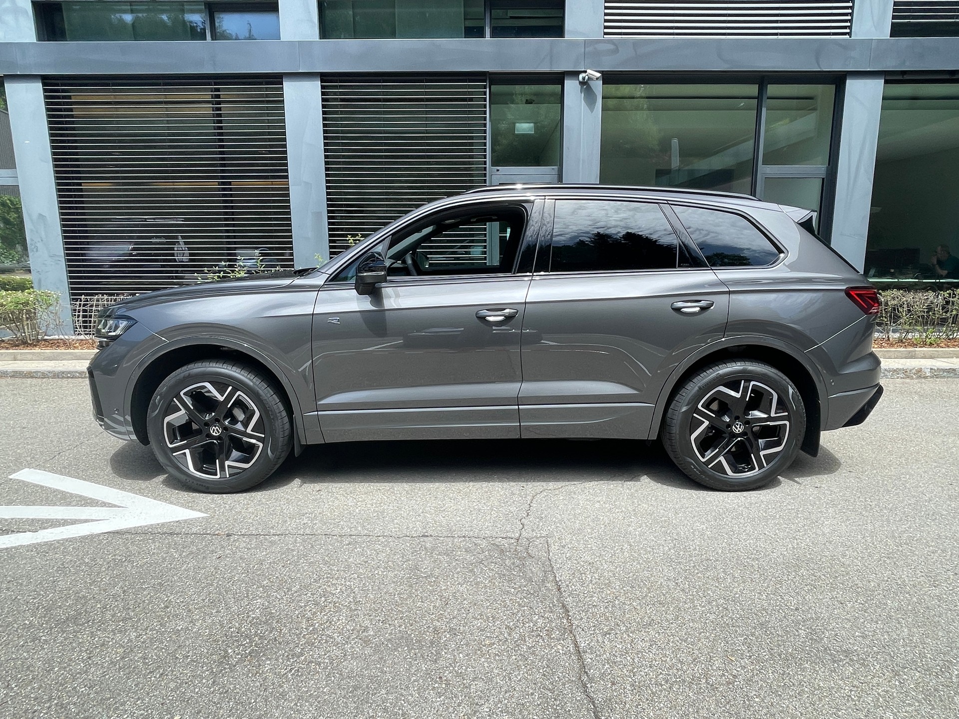 VW Touareg 3.0 TDI R-Line Final Edition Tiptronic-showroom-element-1