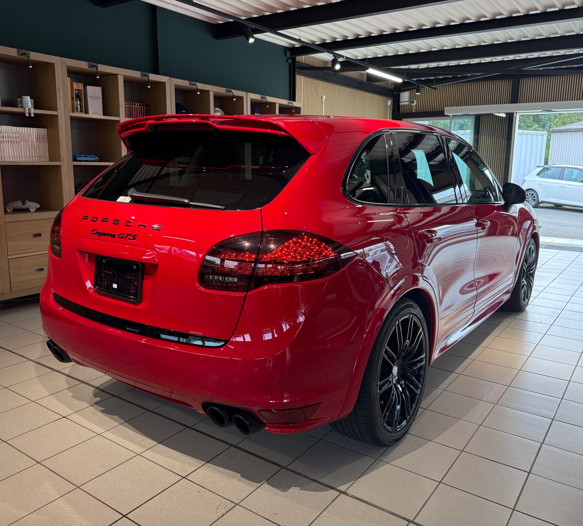 PORSCHE Cayenne GTS-showroom-element-2