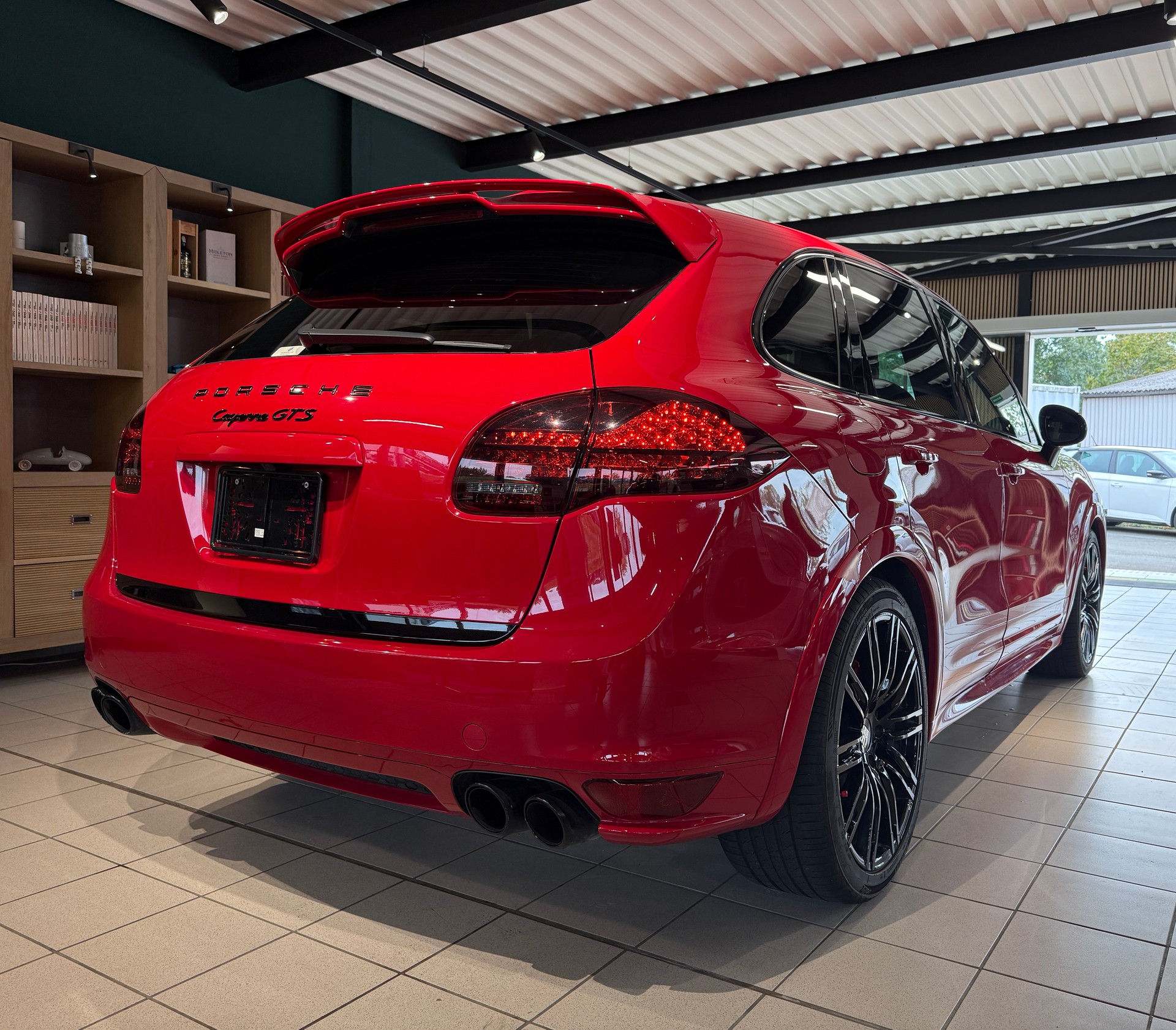 PORSCHE Cayenne GTS-showroom-element-3