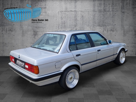 BMW 320i-showroom-element-3