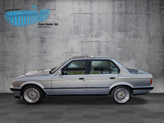 BMW 320i-showroom-element-2
