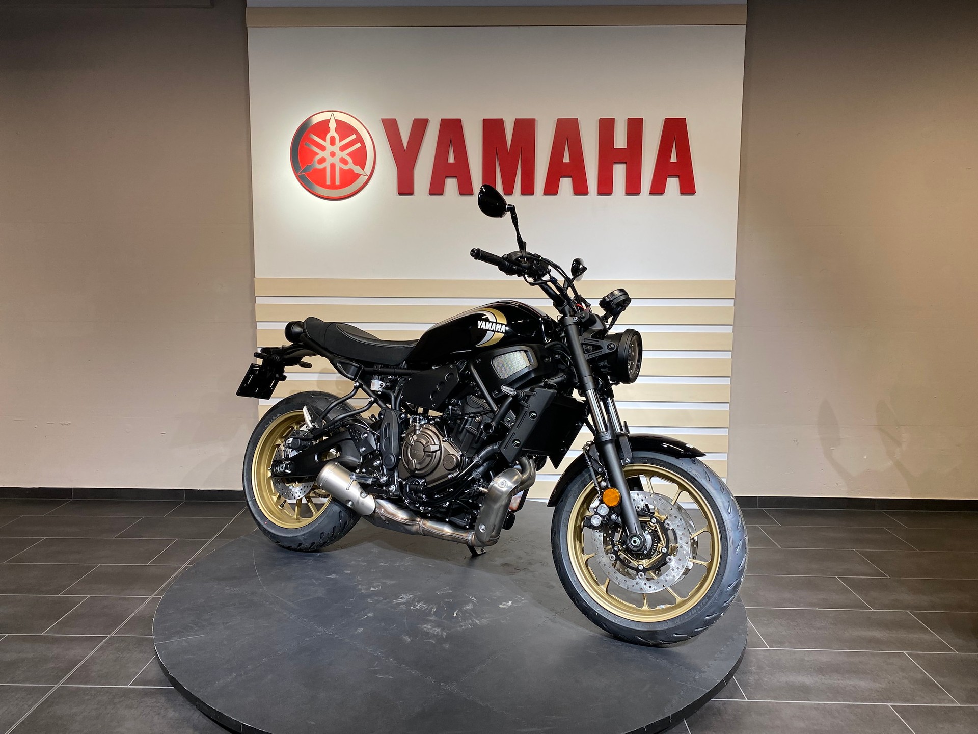 YAMAHA XSR 700-image-1