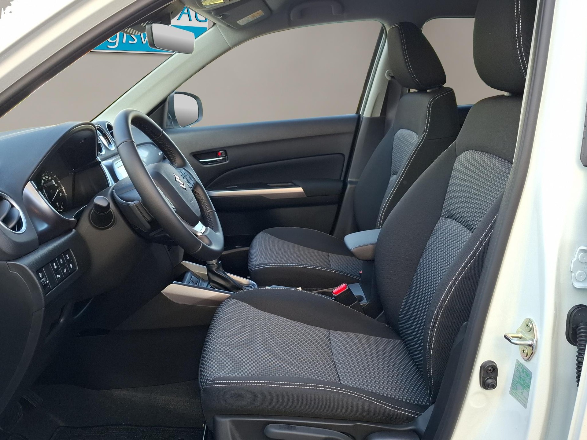 SUZUKI Vitara 1.4 T Sakura Hybrid 4x4-image-5