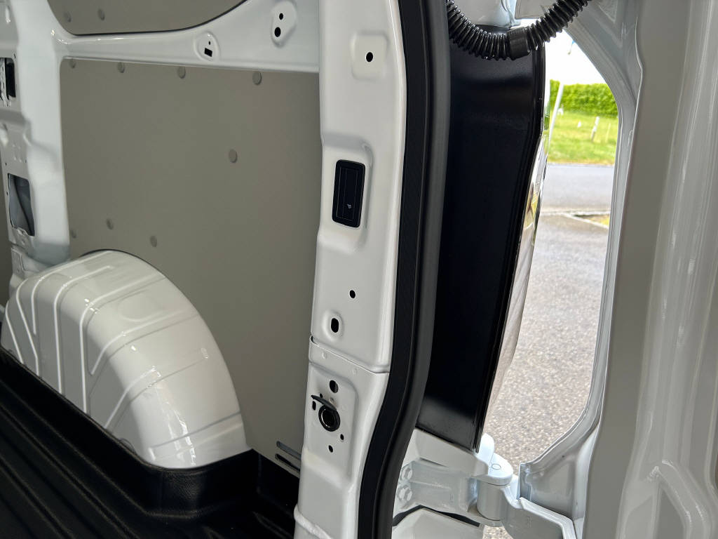 FORD Transit Custom Van 320 L1 2.5 Duratec 233 Trend PHEV-image-4