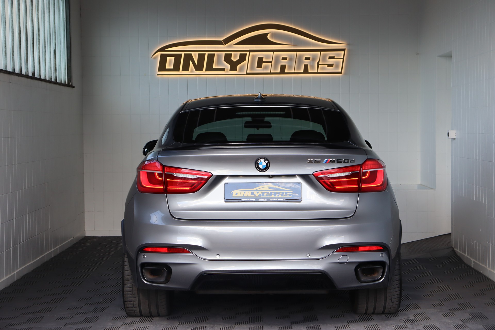 BMW X6 M50D STEPTRONIC ** TIEFERGELEGT ** AVERSUS FELGEN ** FRISCH AB MFK UND SERVICE **-image-5