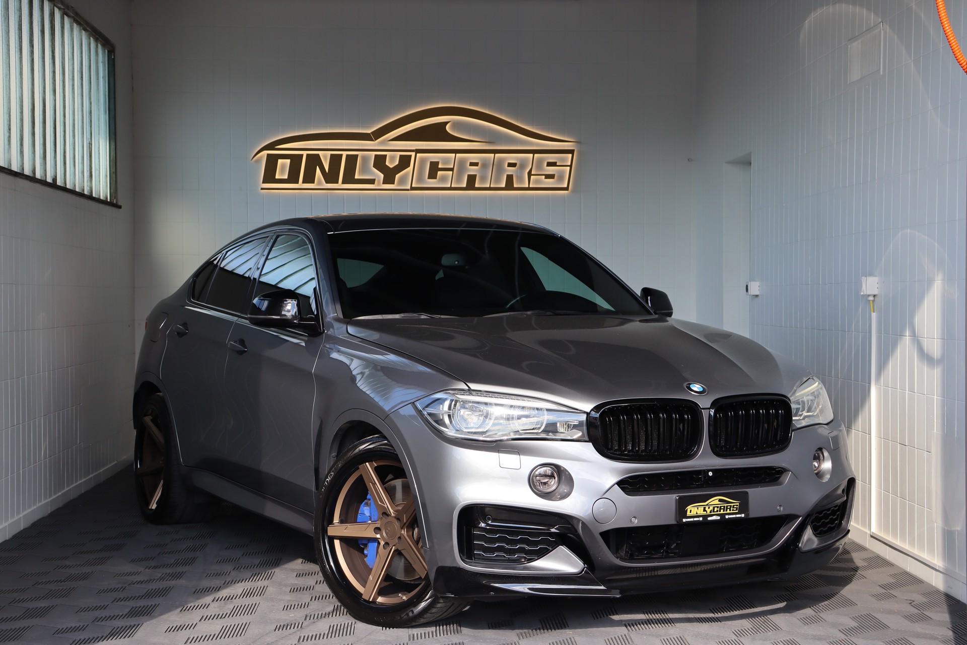 BMW X6 M50D STEPTRONIC ** TIEFERGELEGT ** AVERSUS FELGEN ** FRISCH AB MFK UND SERVICE **
