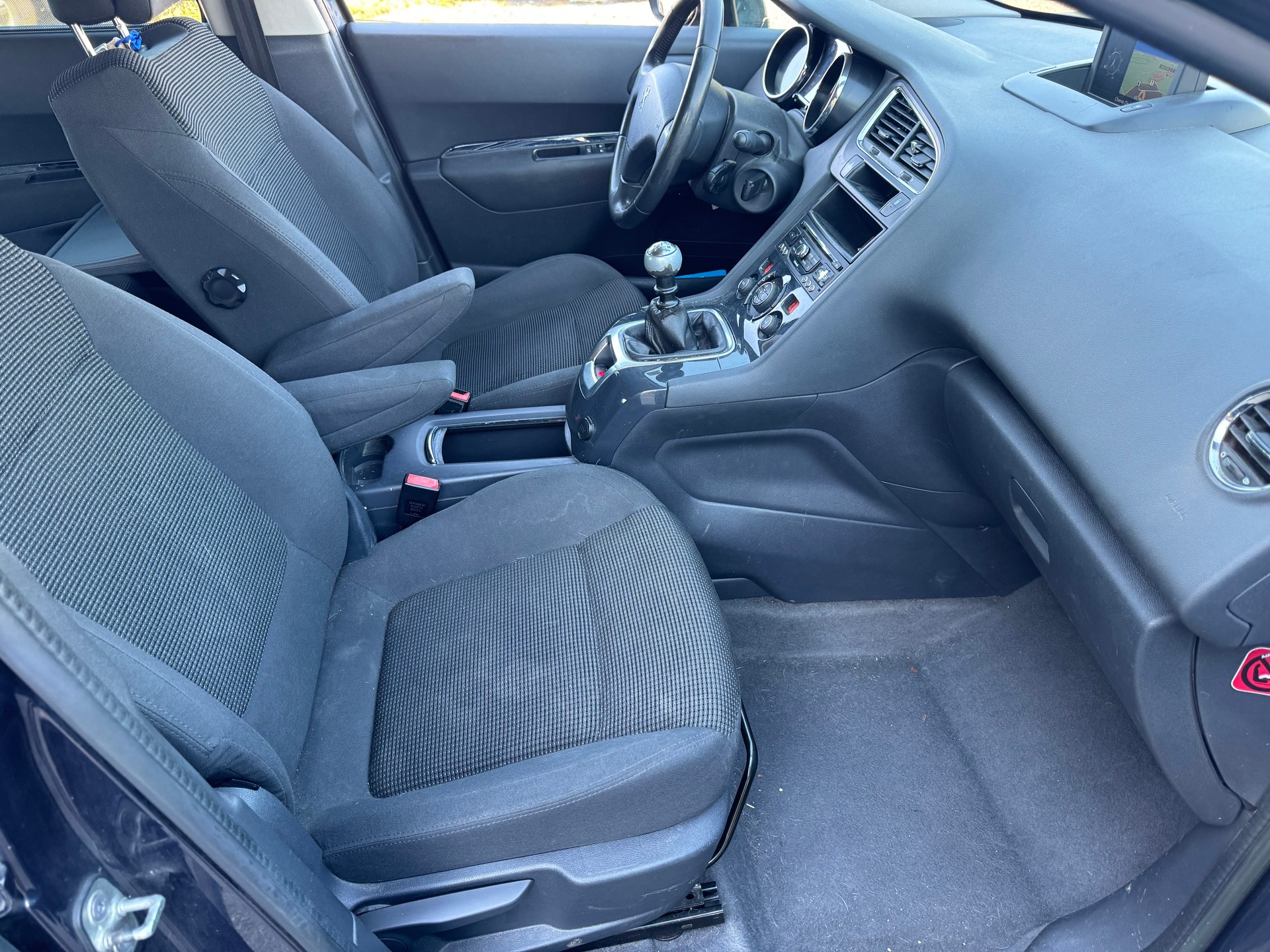 PEUGEOT 5008 1.6 HDI Business-image-5