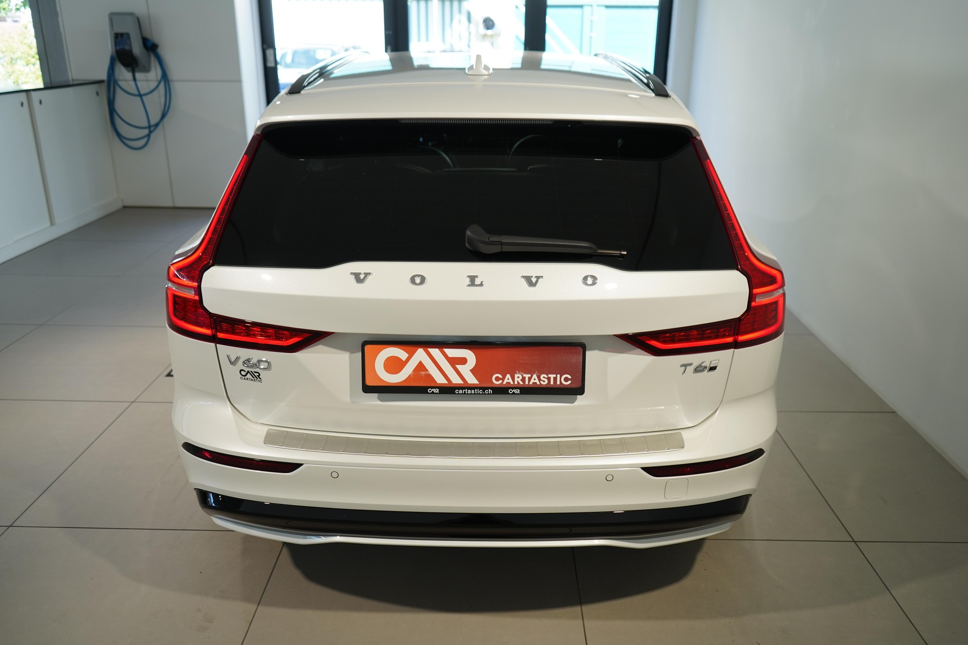 VOLVO V60 2.0 T6 TE Plus Dark for Business eAWD-showroom-element-3